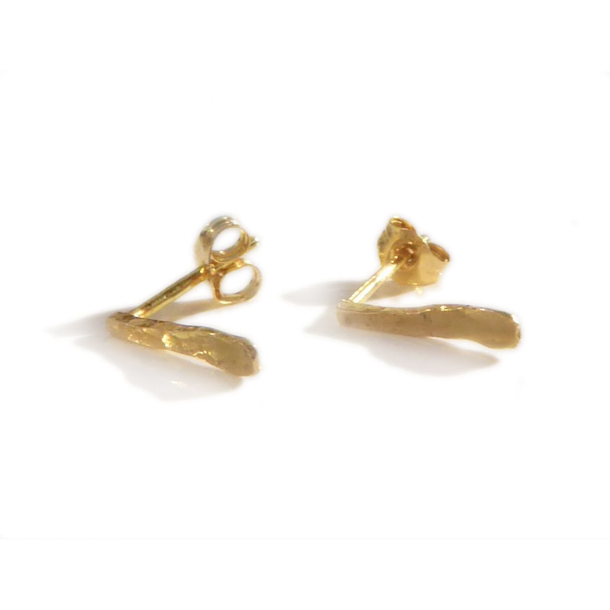 hammered-bar-stud-earrings-in-18k-gold