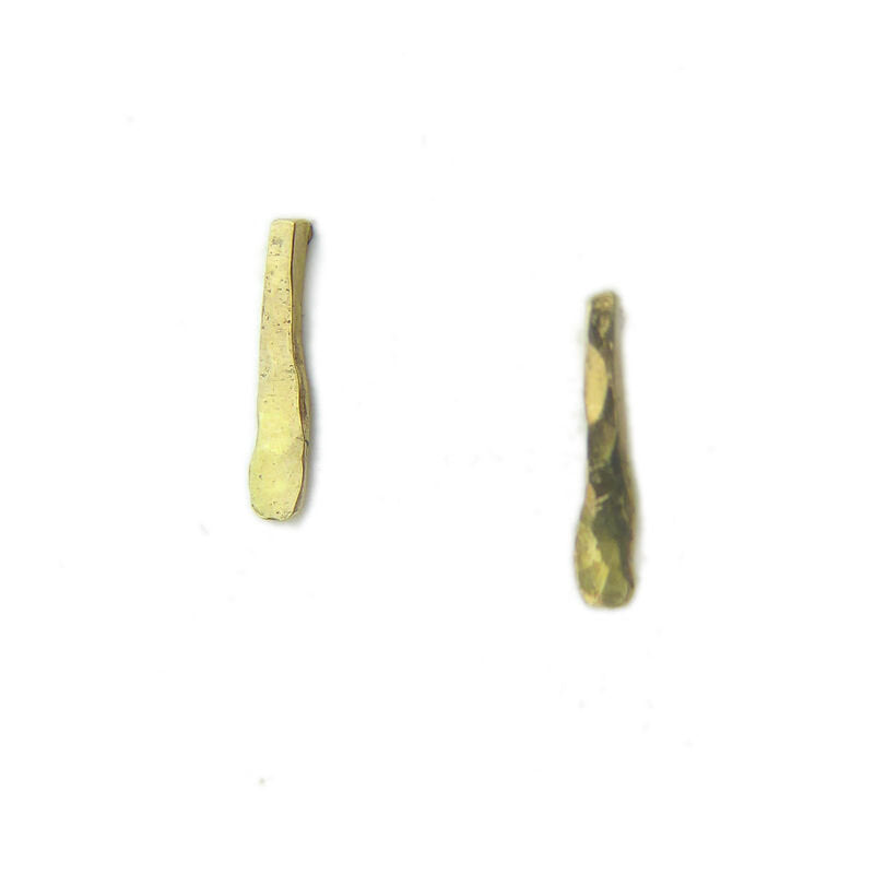 hammered-bar-stud-earrings-in-18k-gold