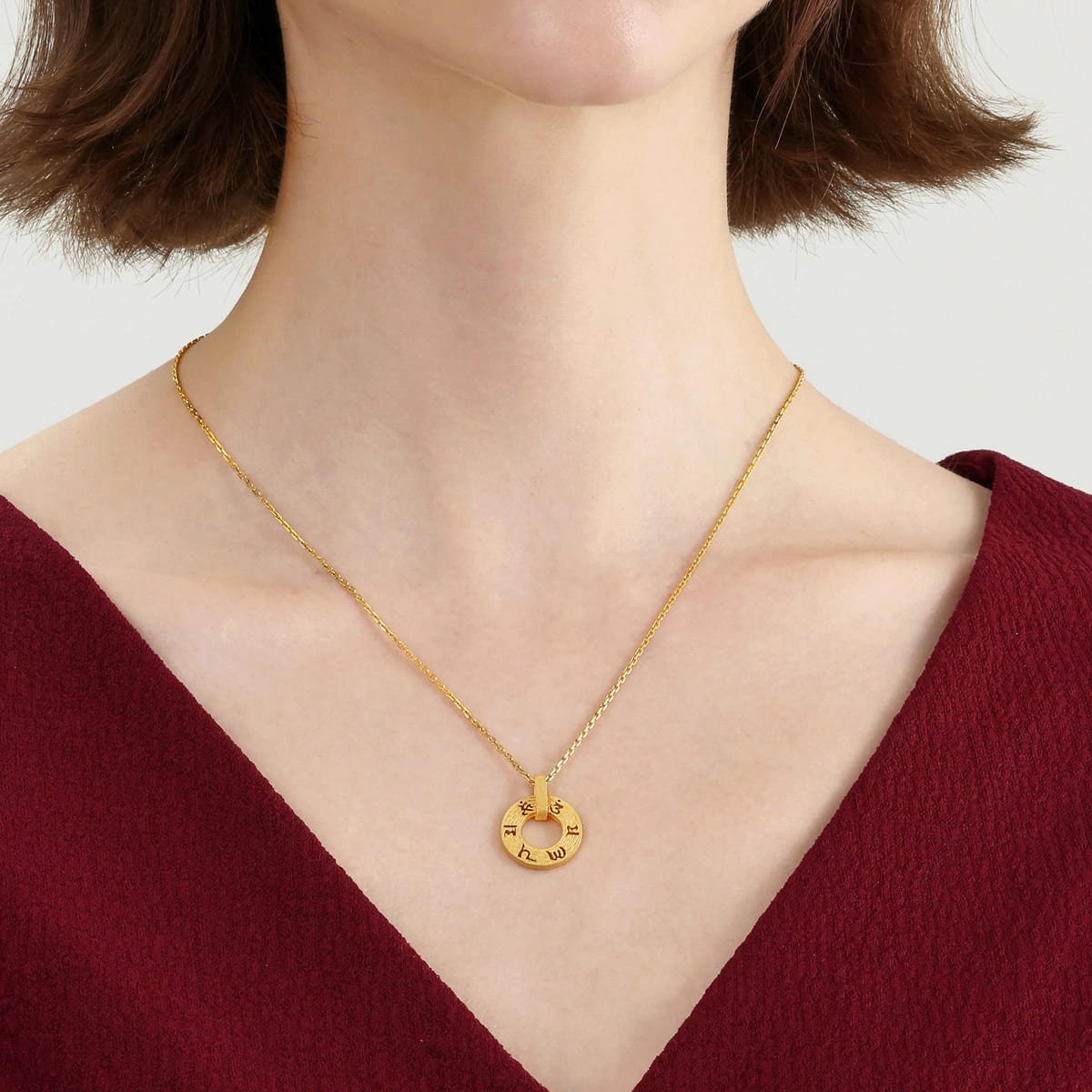 om-mani-padme-hum-pendant-in-24k-gold-chow-sang-sang