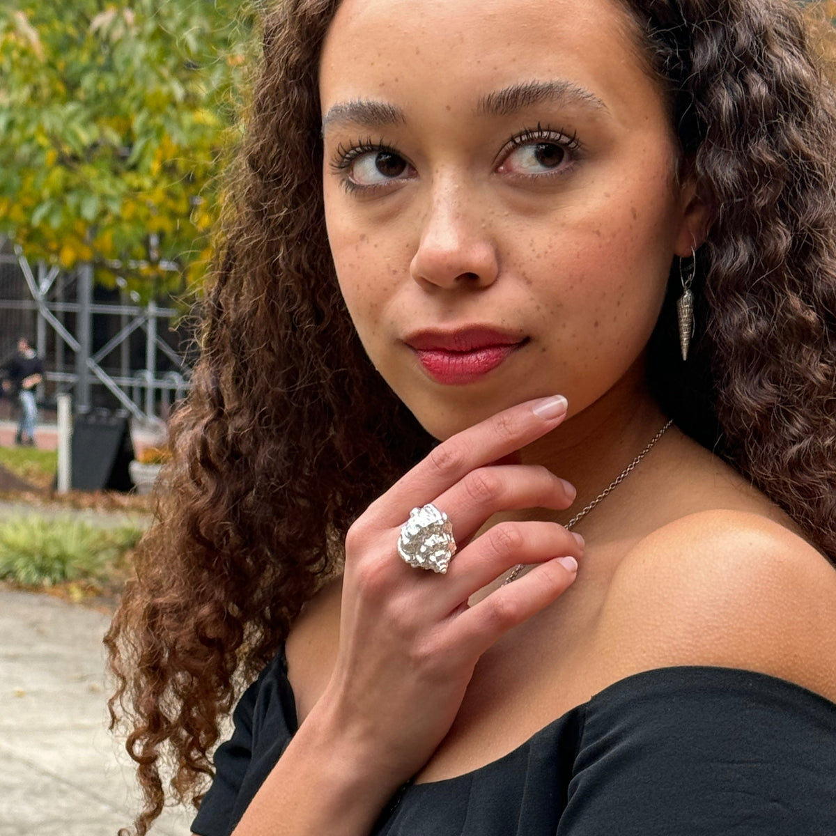 the silver long seashell earrings