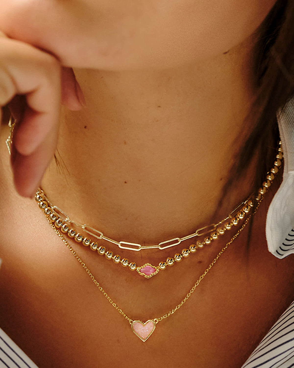 framed-ari-heart-gold-short-pendant-necklace-in-light-pink-drusy-swarovski