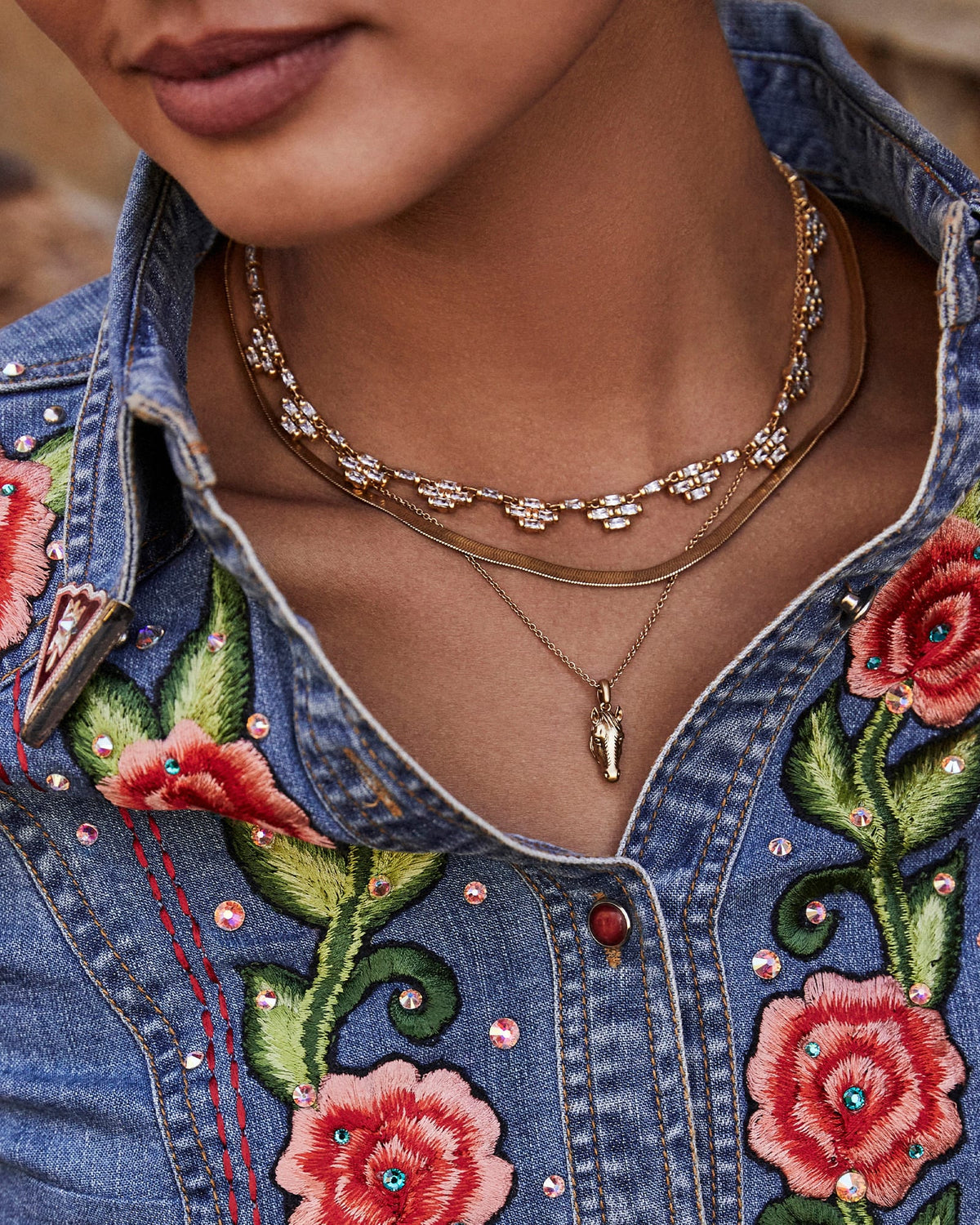 beau-horse-pendant-necklace-in-vintage-gold-swarovski