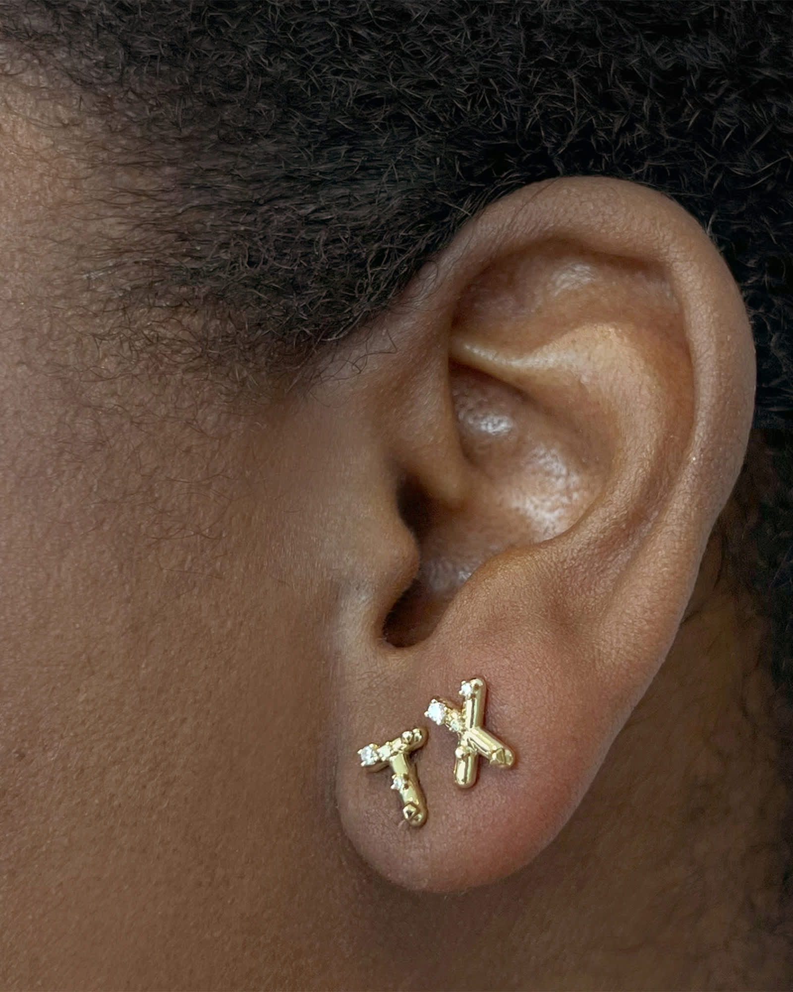 crystal-letter-t-gold-single-stud-earring-in-white-crystal-swarovski