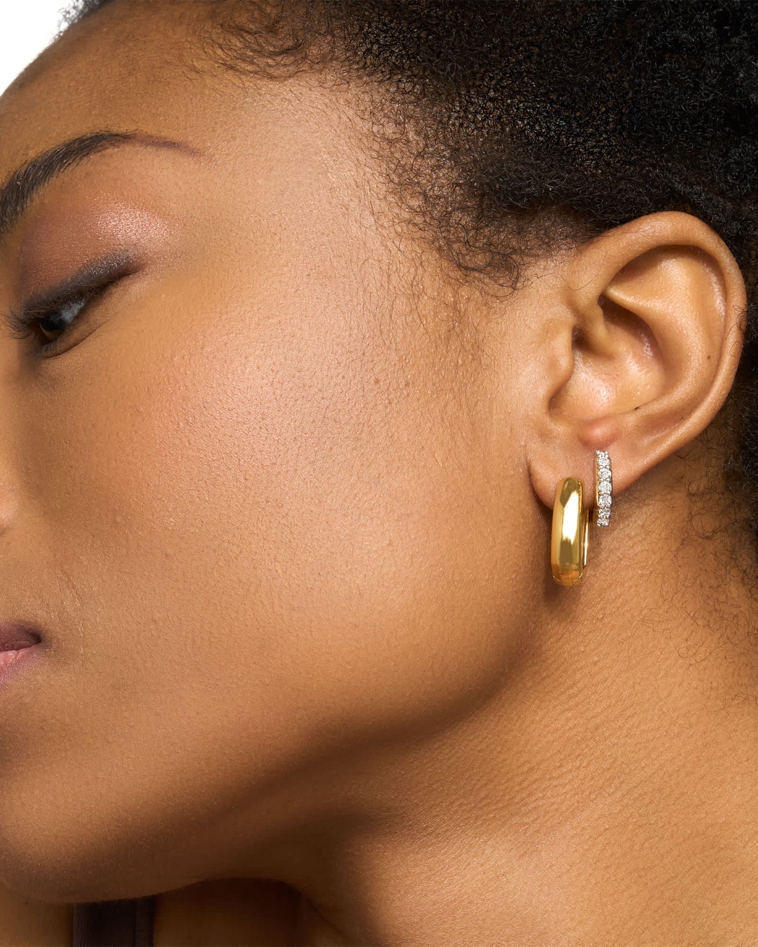 ellen-wide-huggie-earrings-in-18k-gold-vermeil-swarovski