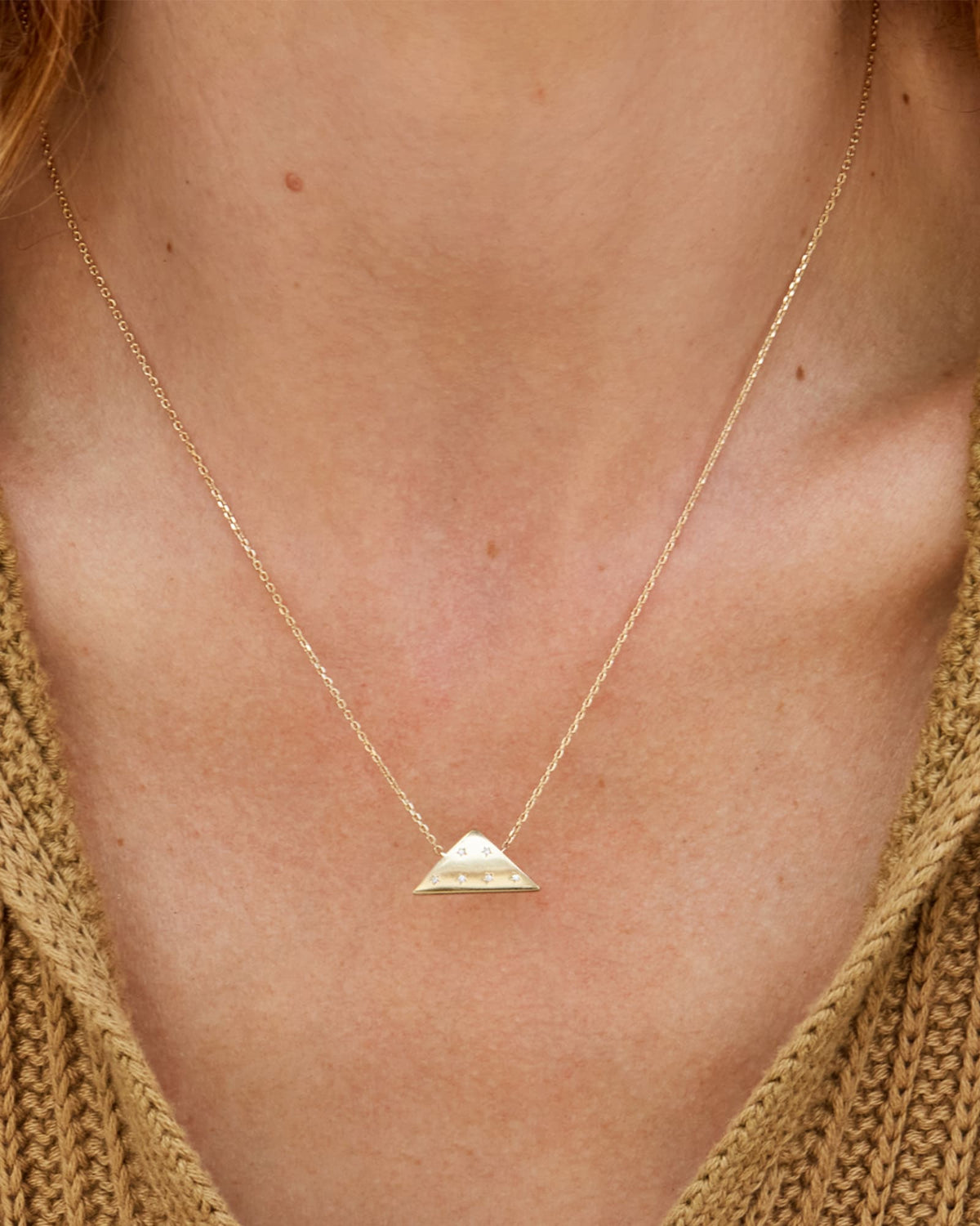 folds-of-honor-pendant-necklace-in-gold-kendra-scott