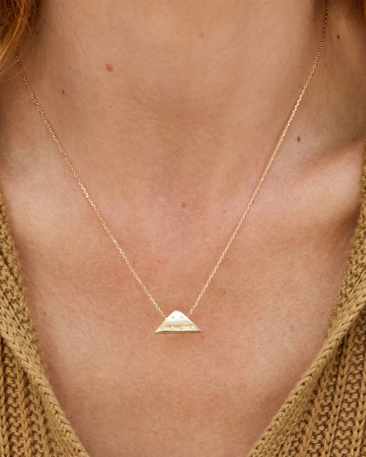 folds-of-honor-pendant-necklace-in-gold-kendra-scott