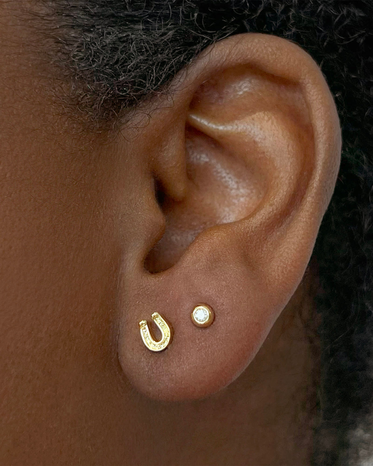 horseshoe-single-stud-earring-in-gold-swarovski