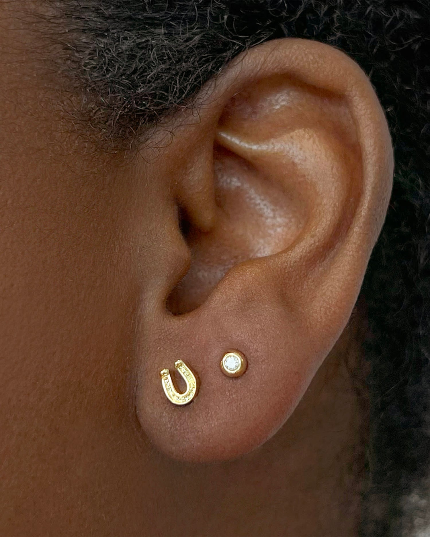 horseshoe-single-stud-earring-in-gold-swarovski