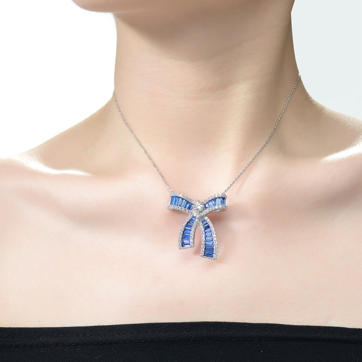 Ariana Bowtie Pavé Pendentif Necklace
