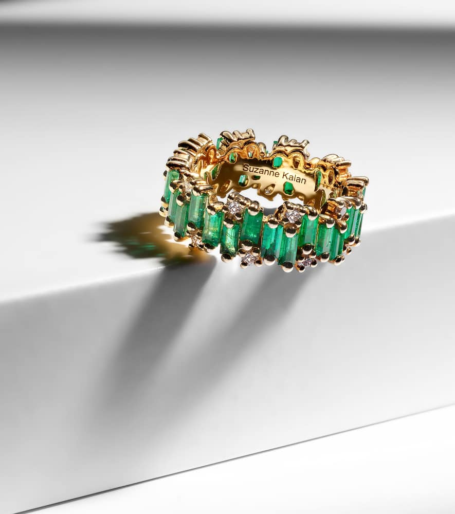 18kt gold ring with emeralds