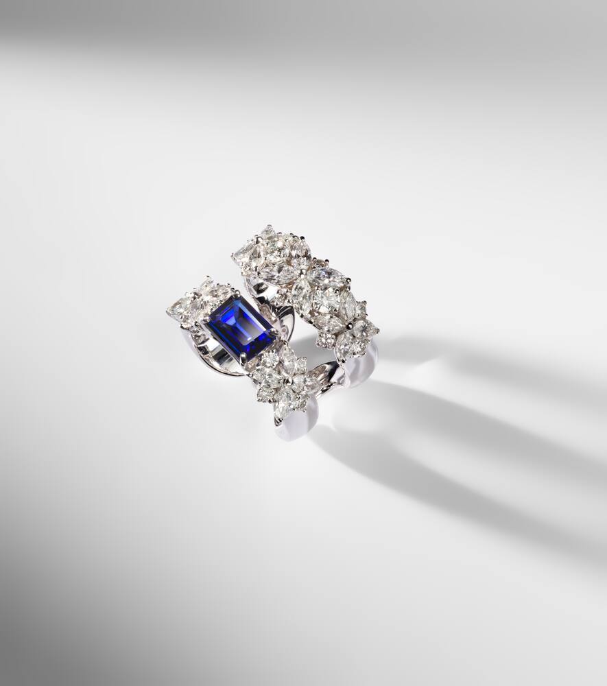 18kt white gold ring with sapphire and diamonds