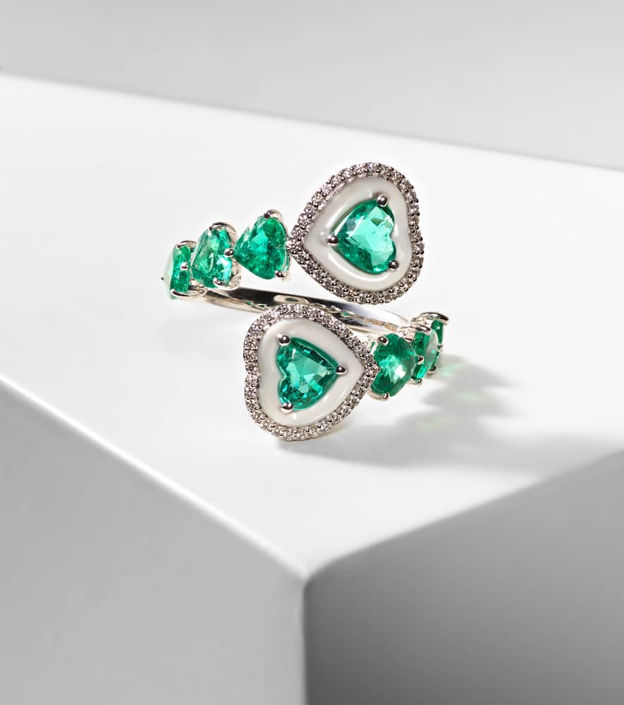Heart 18kt white gold ring with emeralds and diamonds