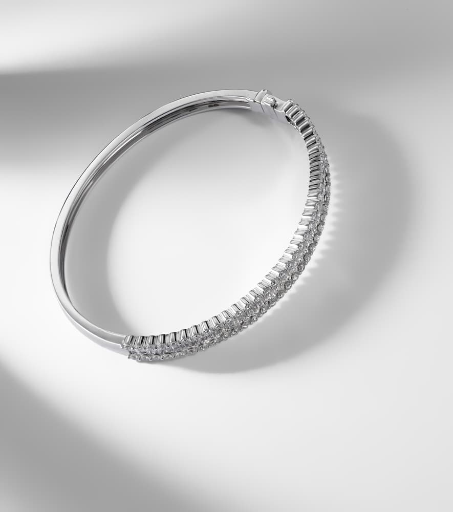 18kt white gold bangle with diamonds