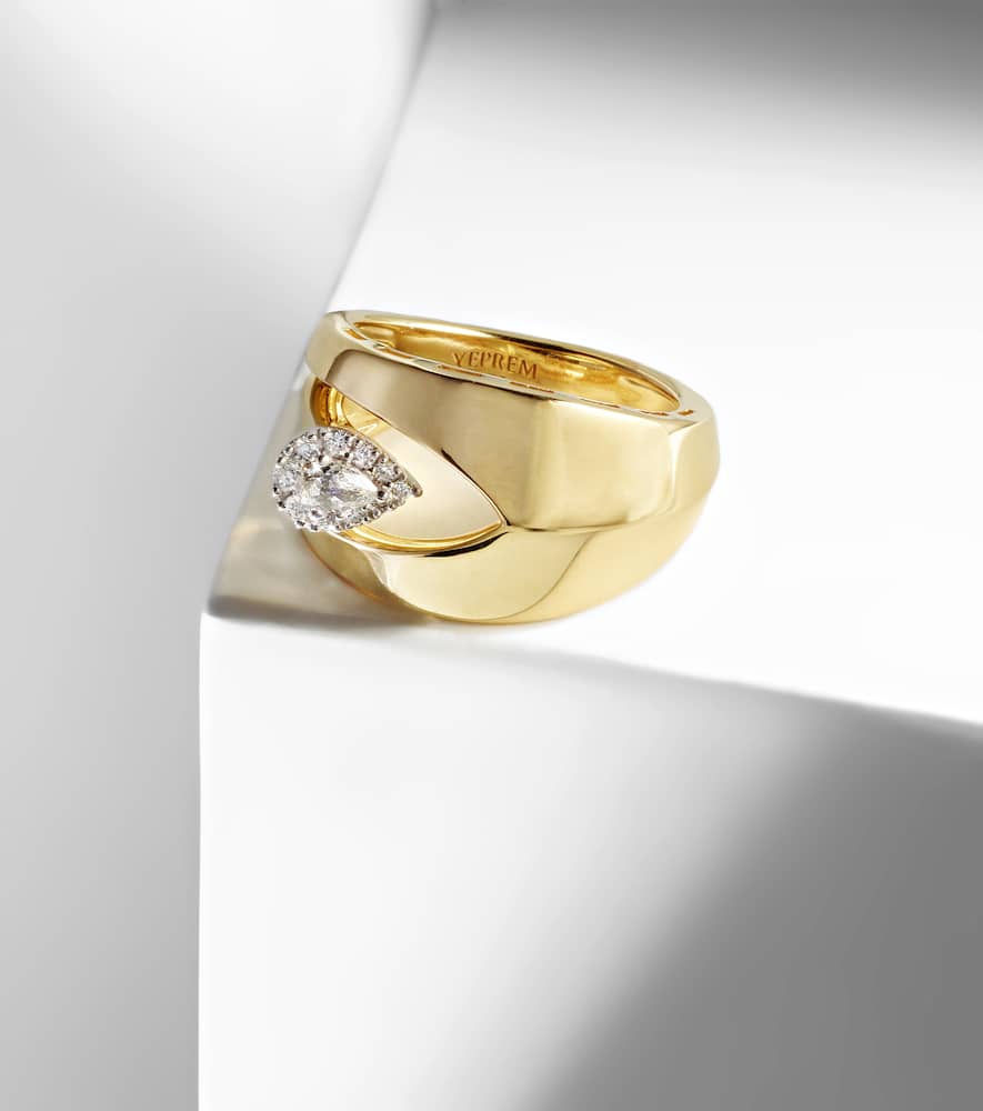 18kt gold ring with diamonds