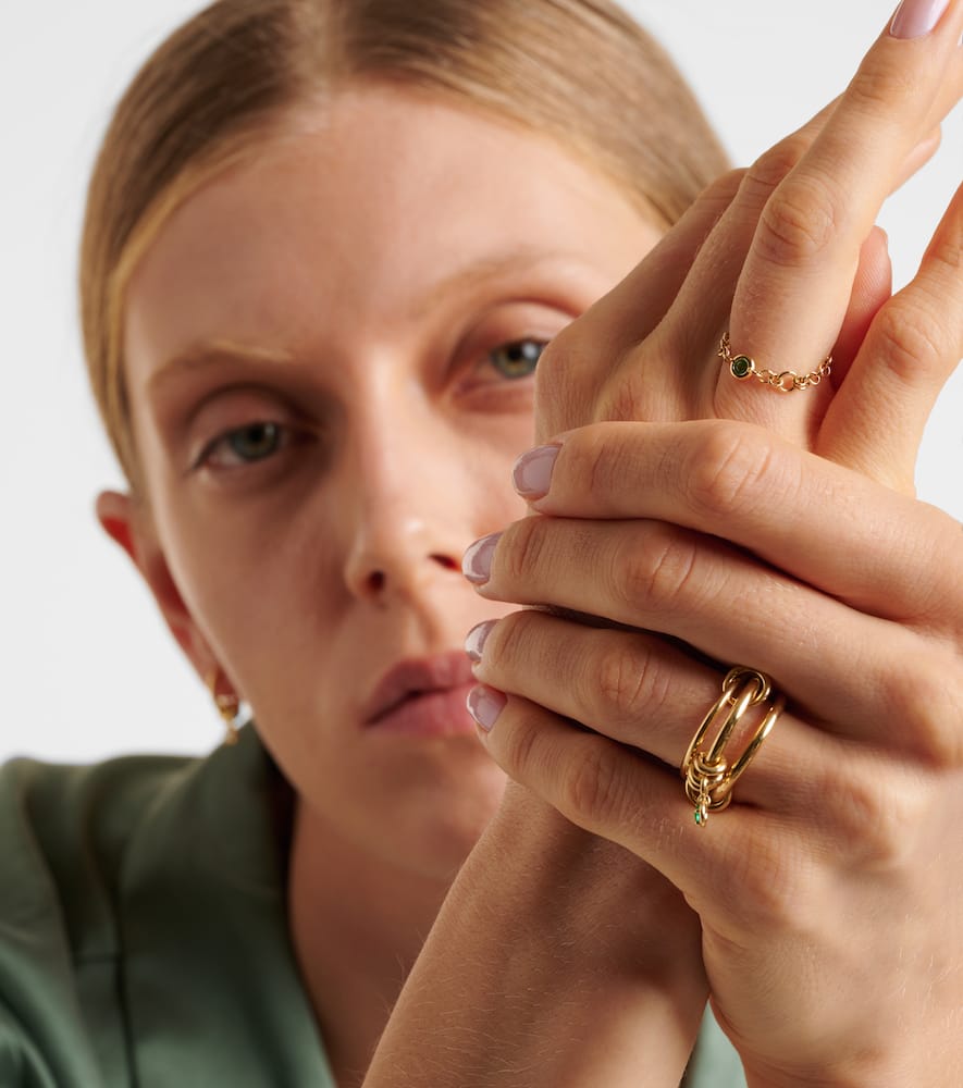 Gravity Estrella 18kt gold chain ring with emerald