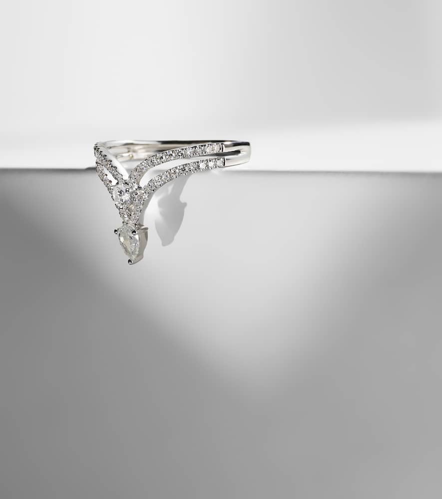 18kt white gold ring with diamonds