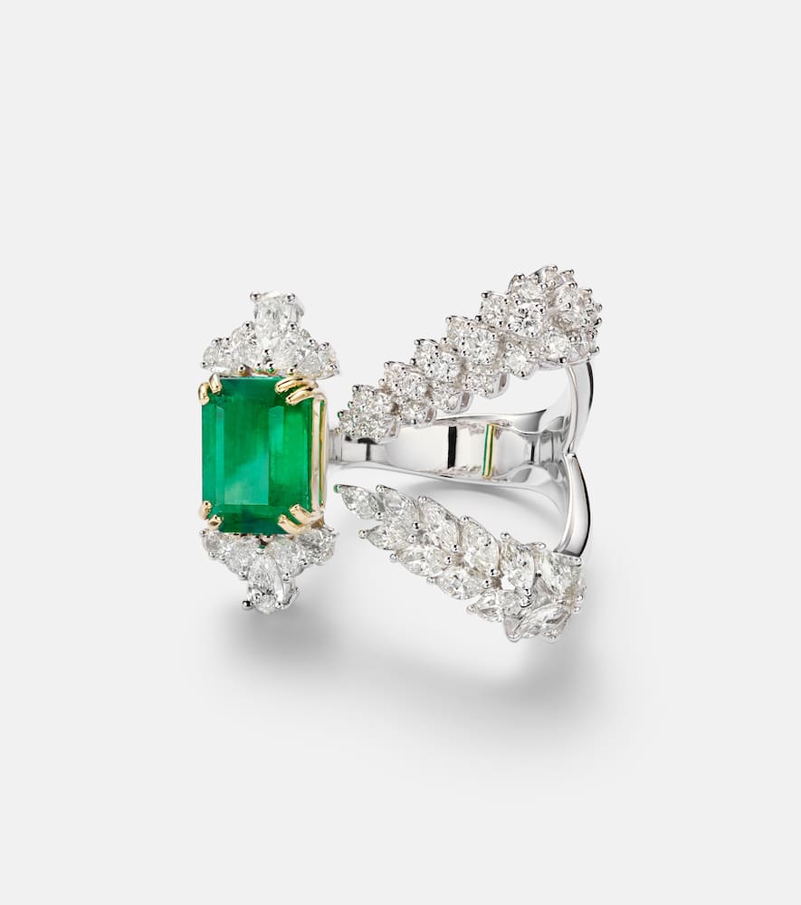 Reign Supreme 18kt white gold ring with emerald and diamonds