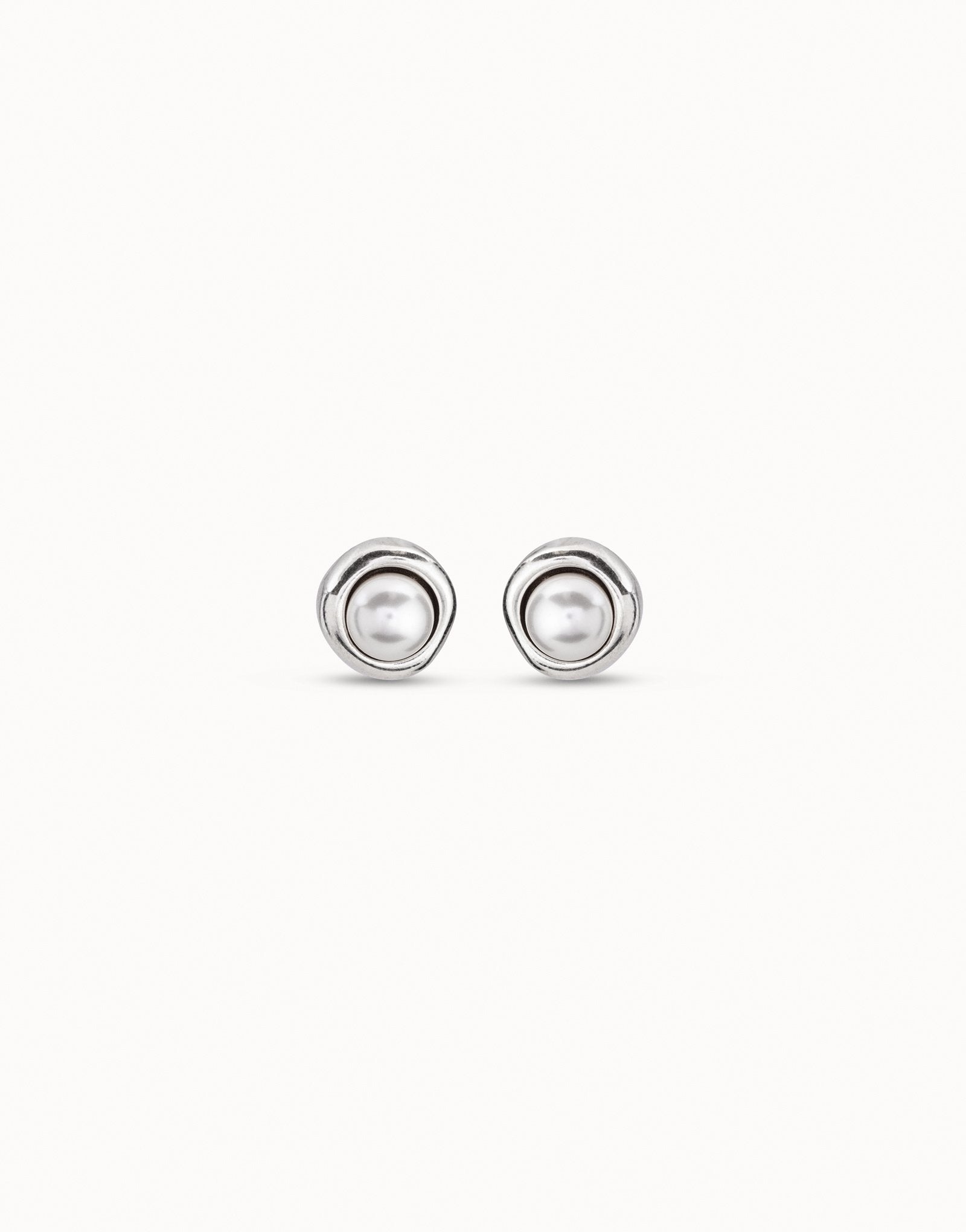 Stud earrings with pearl