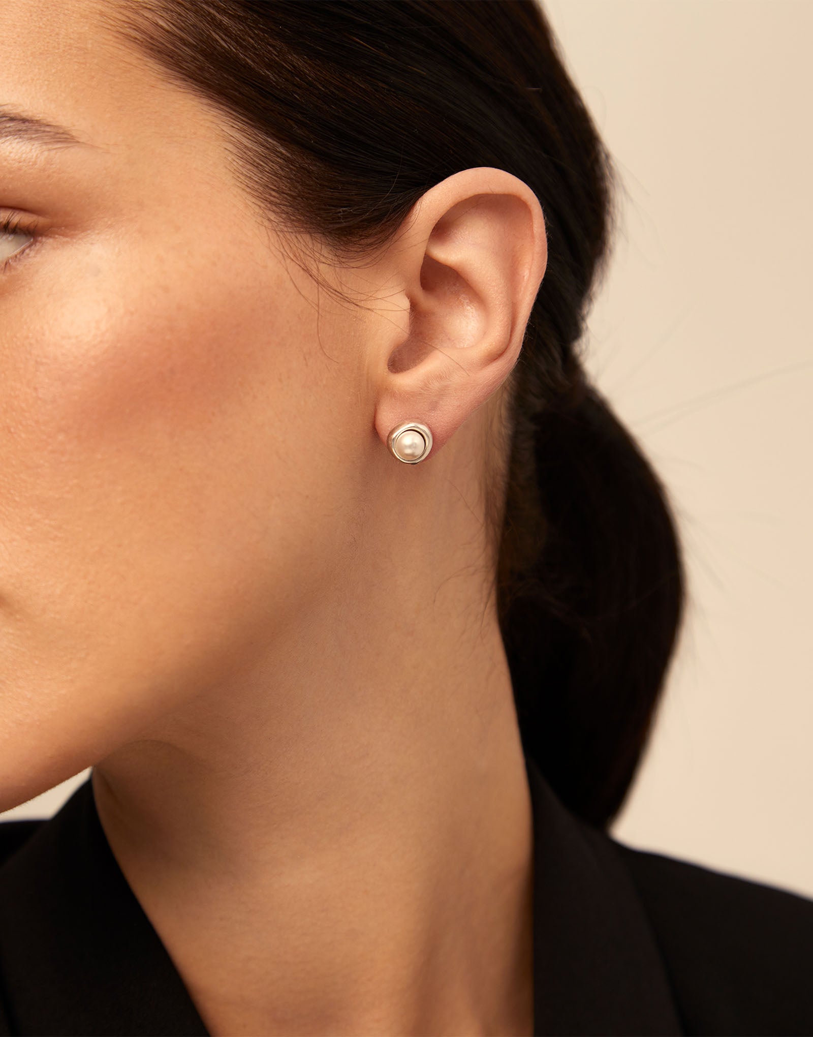 Stud earrings with pearl