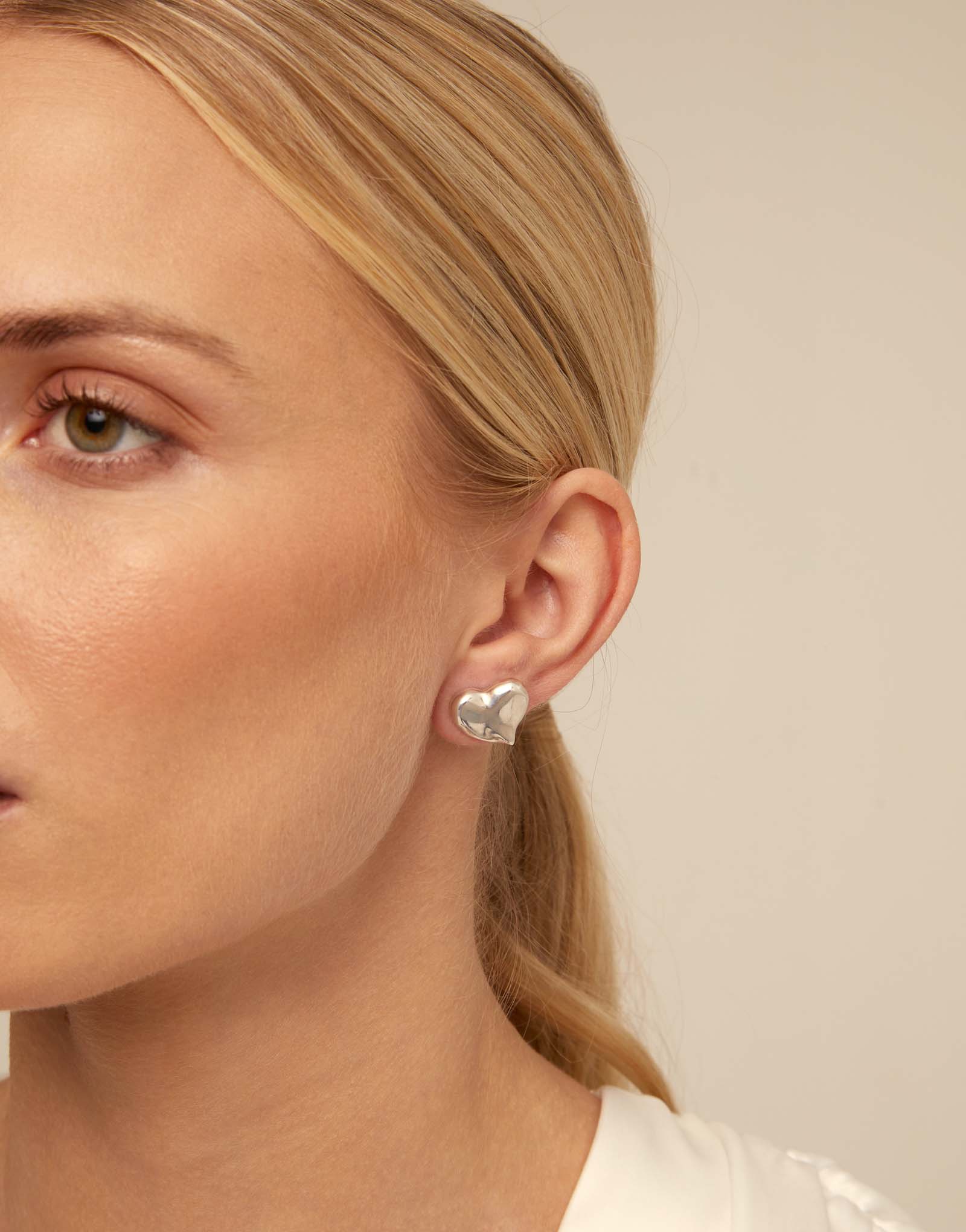 Stud earrings with heart shape