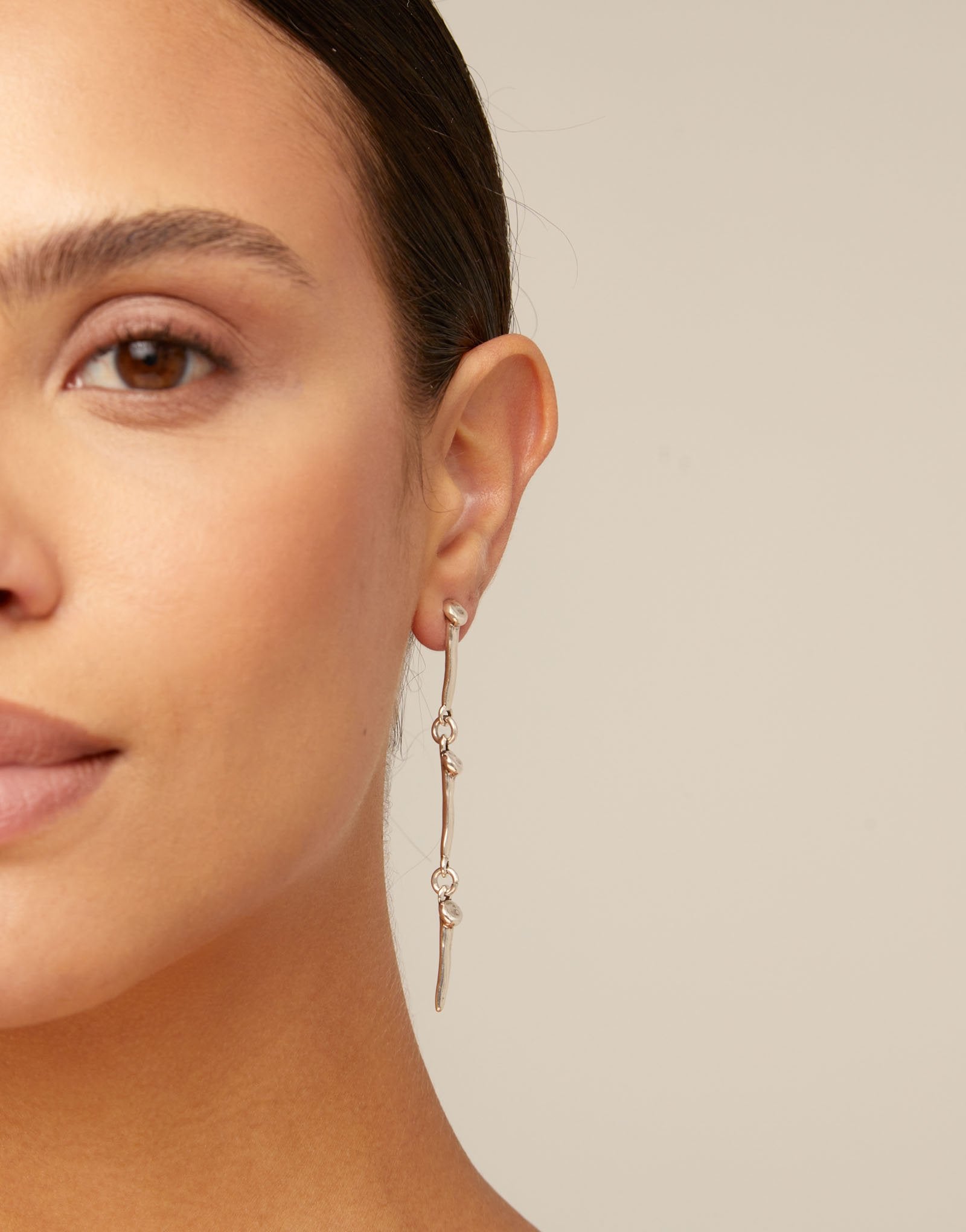 Drop eearrings with the iconic UNOde50 nail