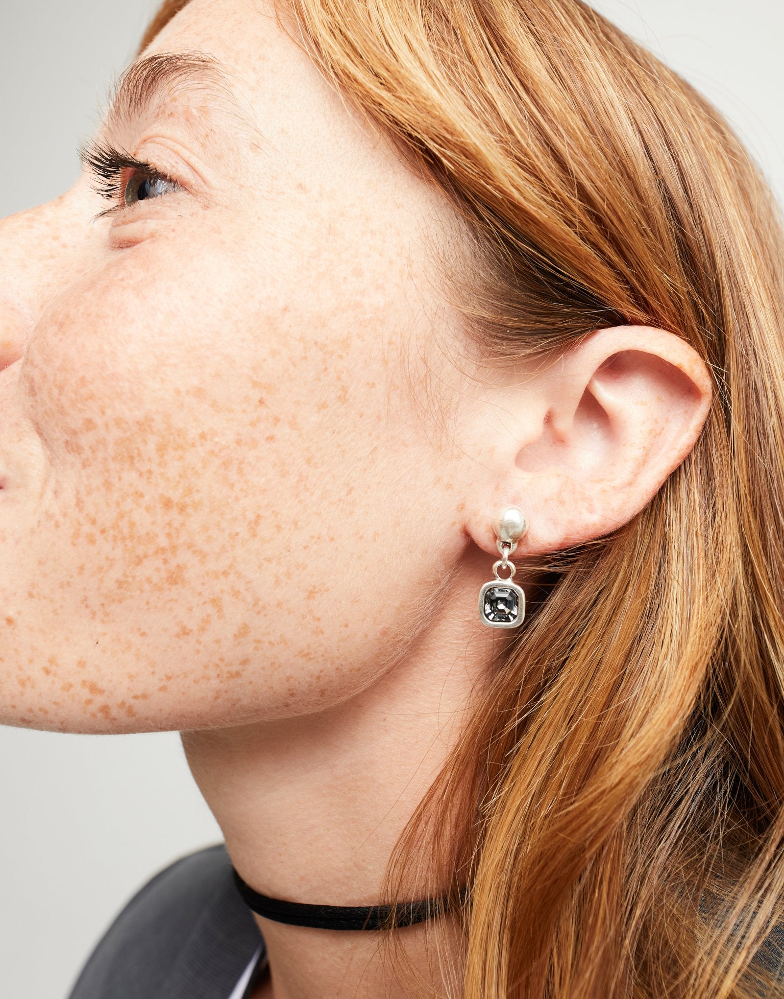 Drop earrings with black crystal