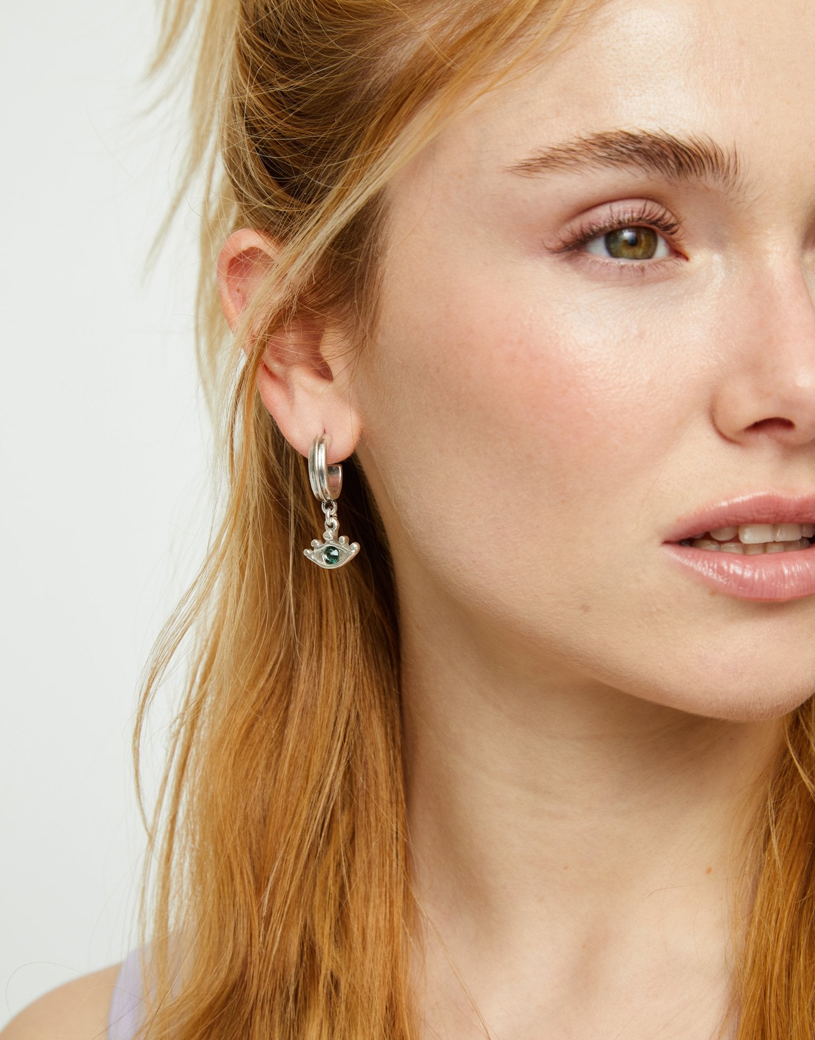 Eye-shaped drop earrings with verde crystal