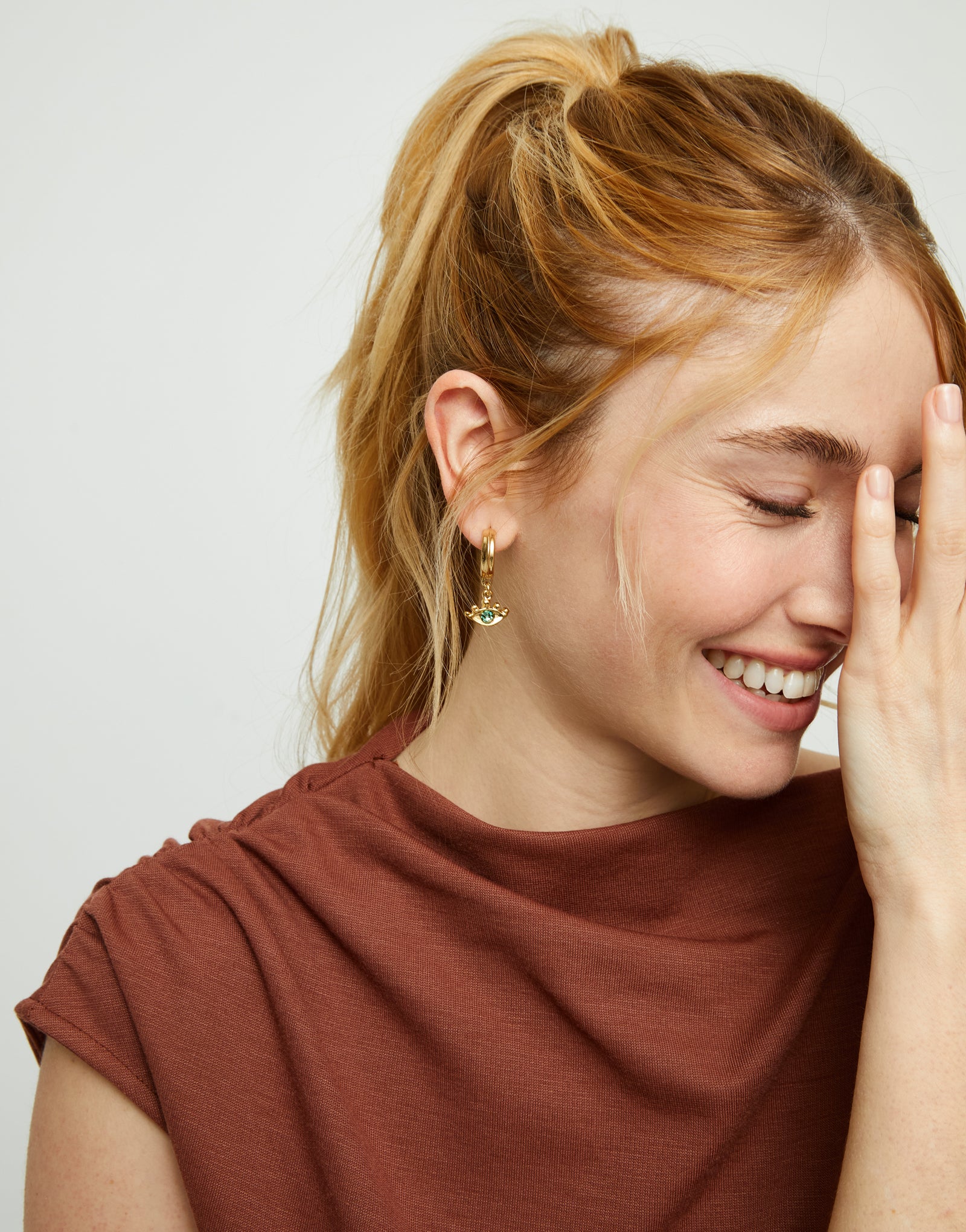 Eye-shaped drop earrings with green crystal
