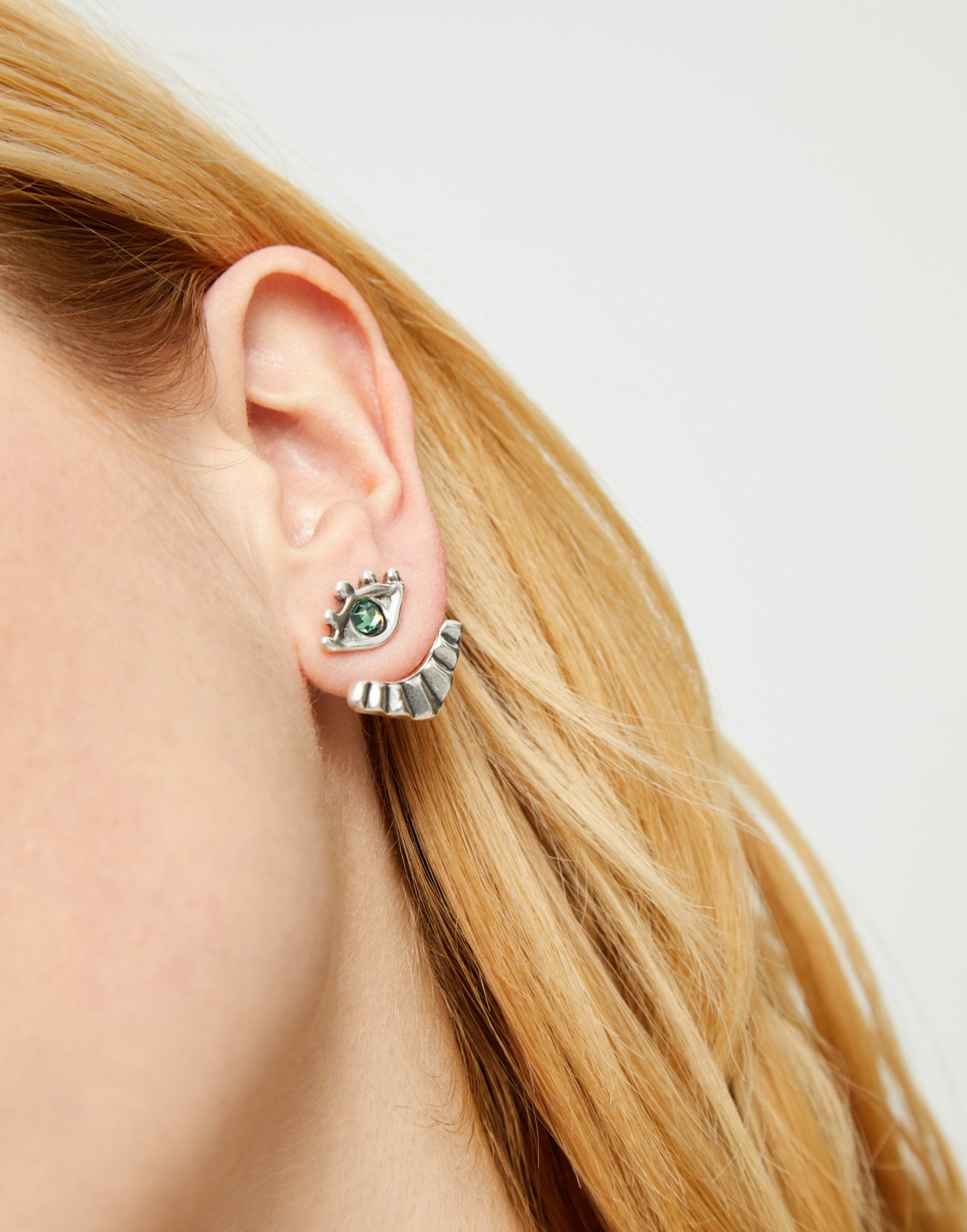 Eye-shaped stud earrings with verde crystal