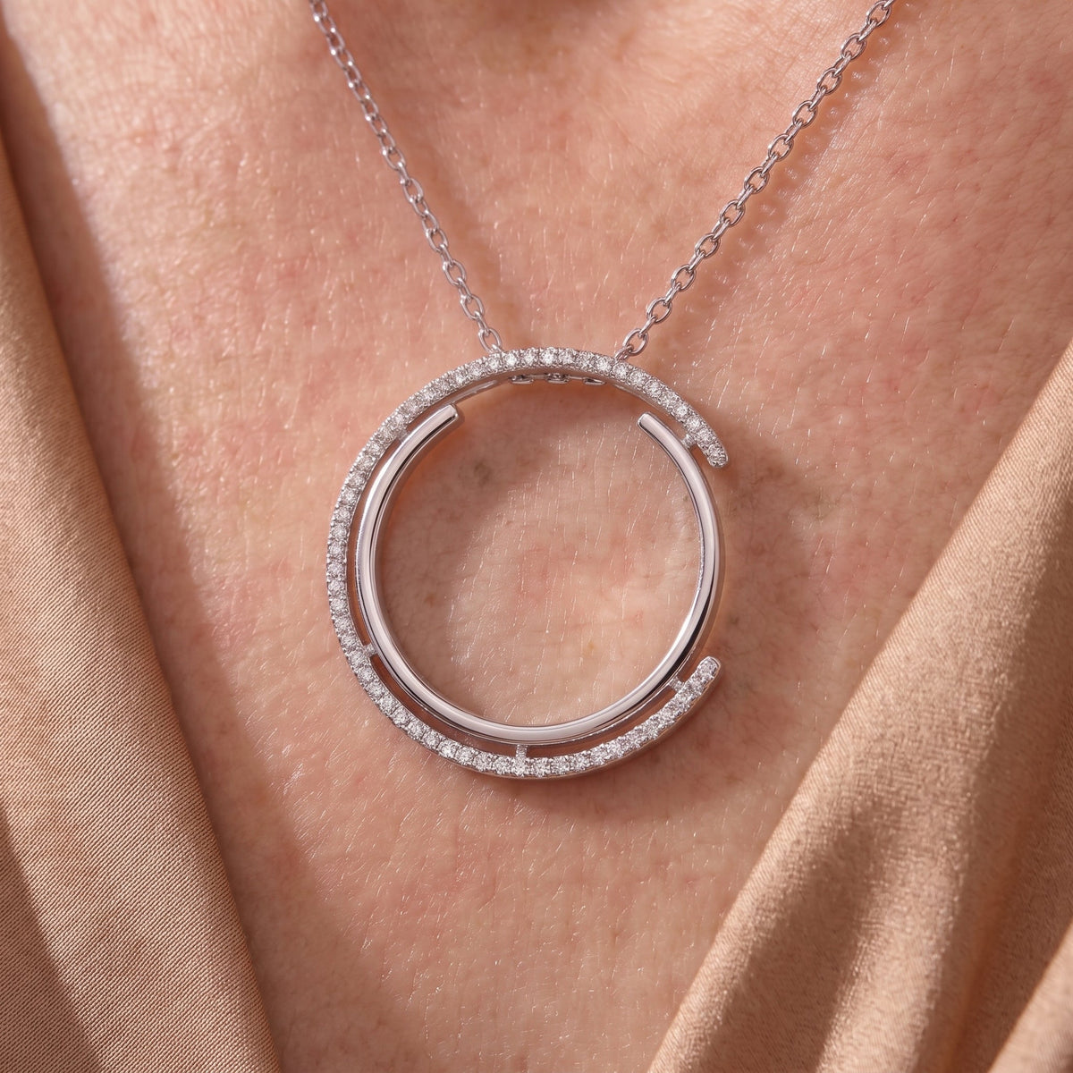 Triomphe Circle Pendant Necklace