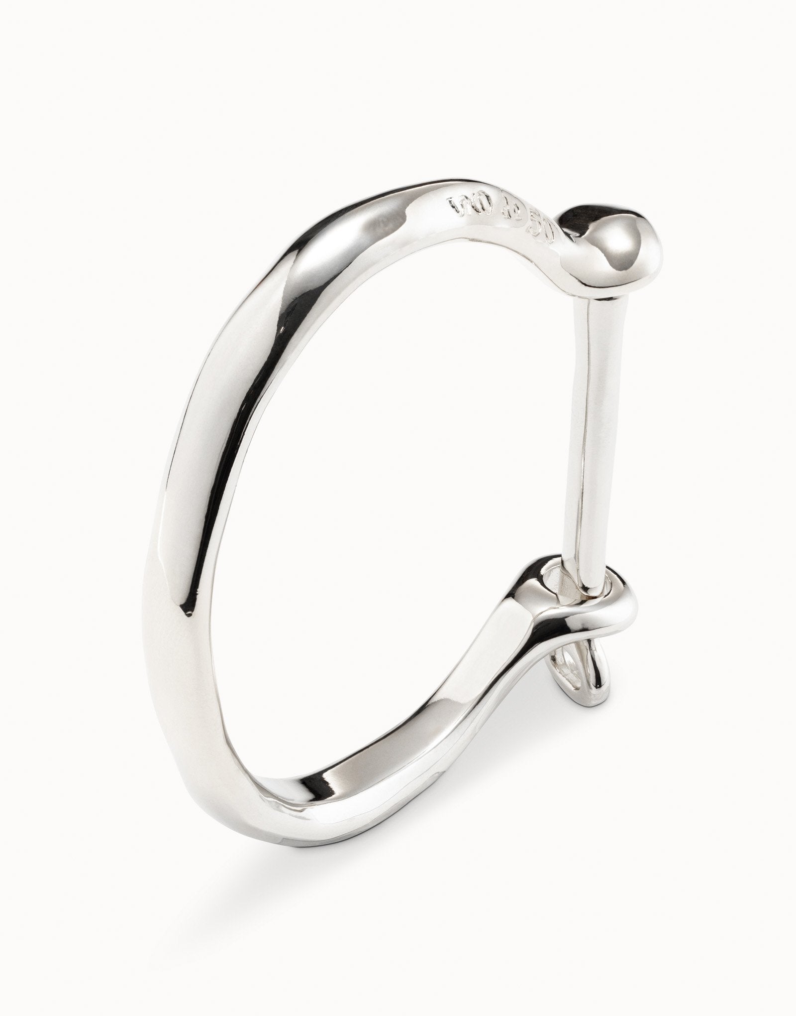 Bangle bracelet with a shackle shaped clasp