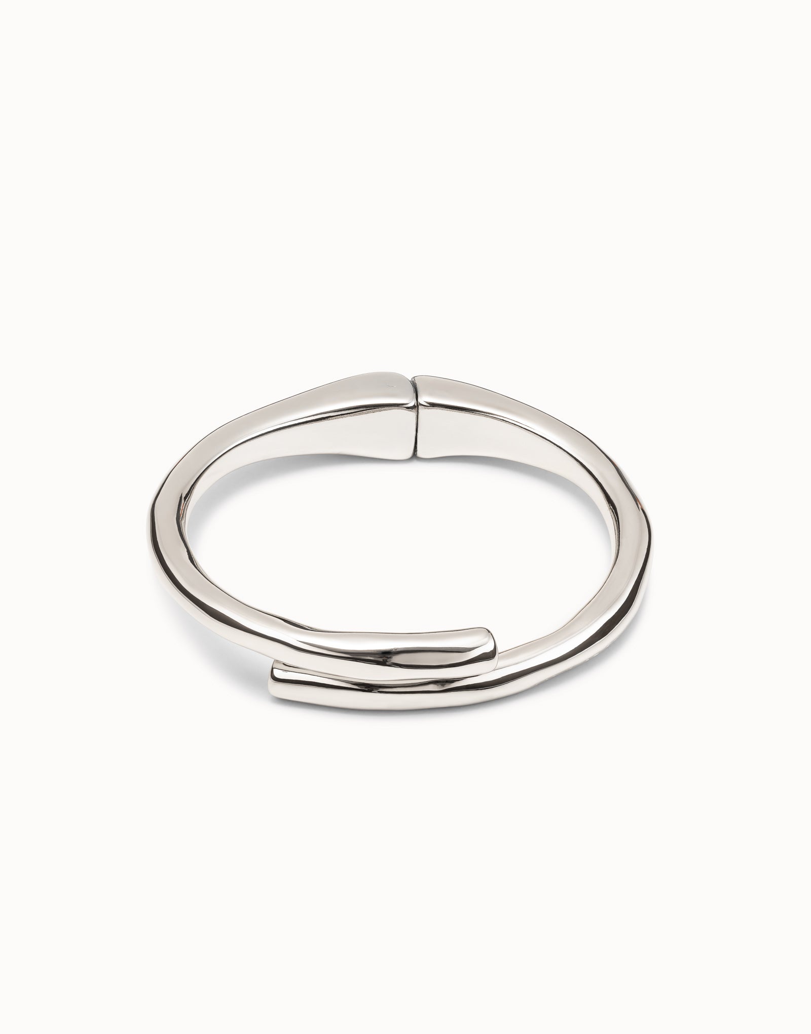 Tubular shaped bangle bracelet