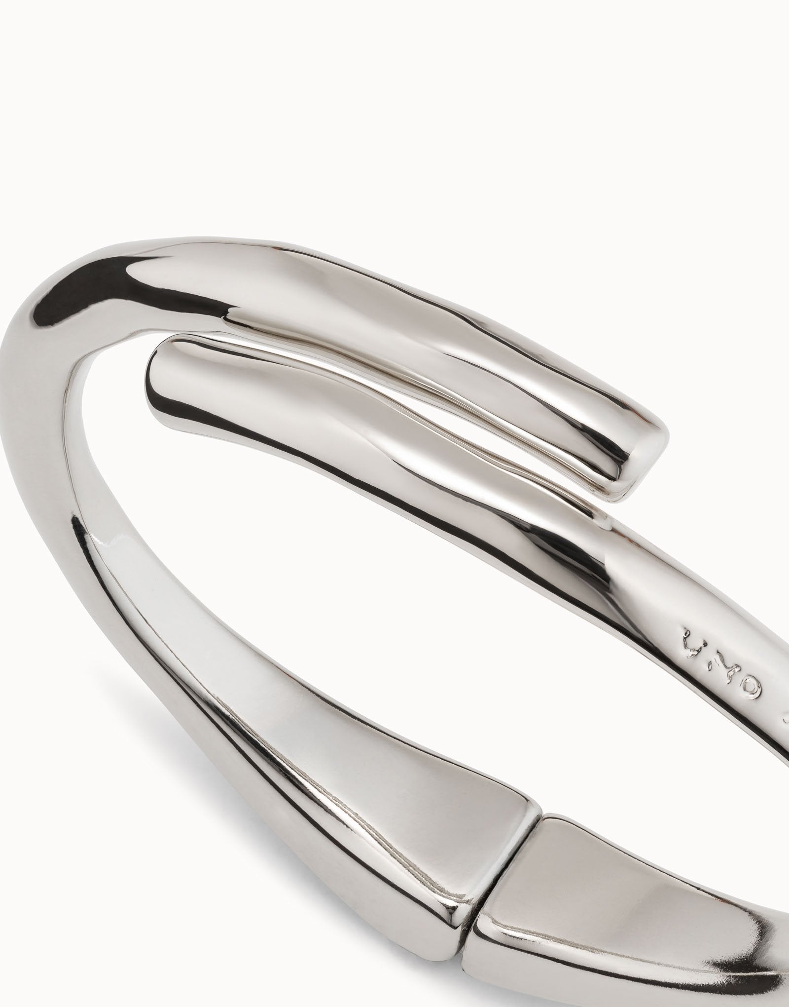 Tubular shaped bangle bracelet