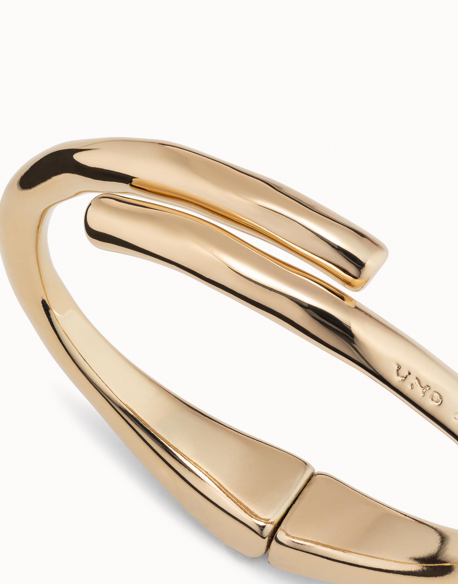 Tubular shaped bangle bracelet