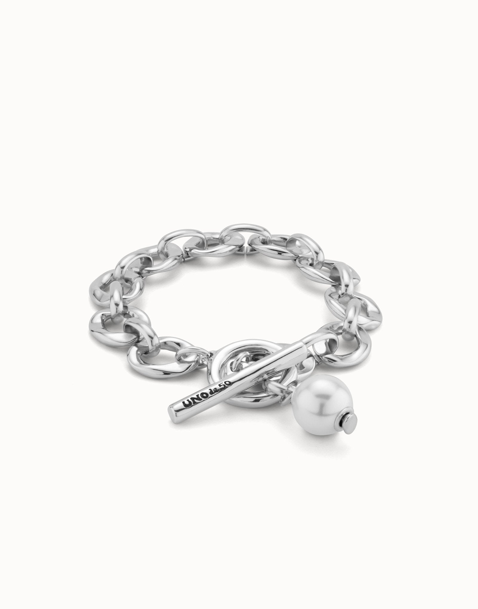 Large link chain bracelet with a pearl