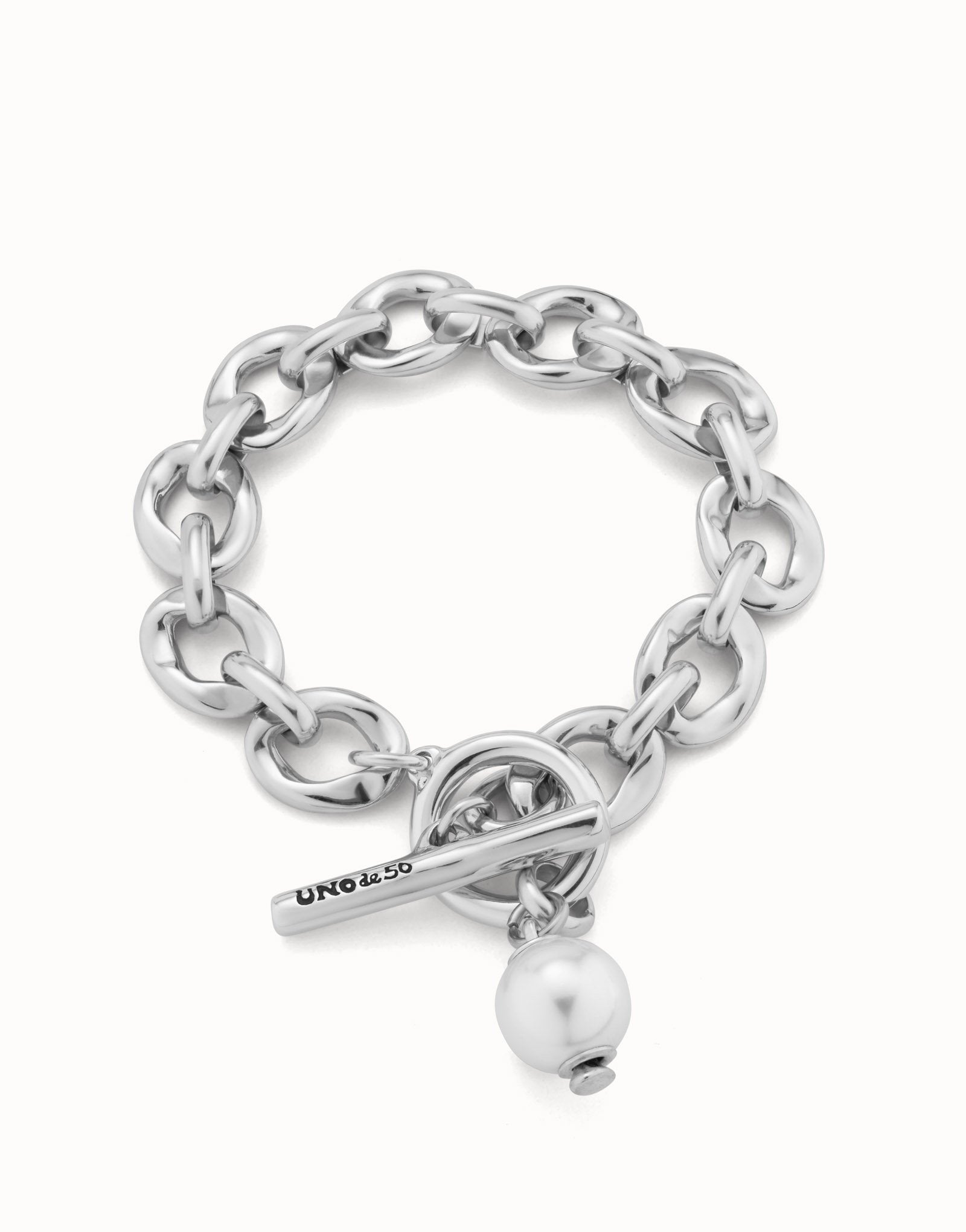 Large link chain bracelet with a pearl