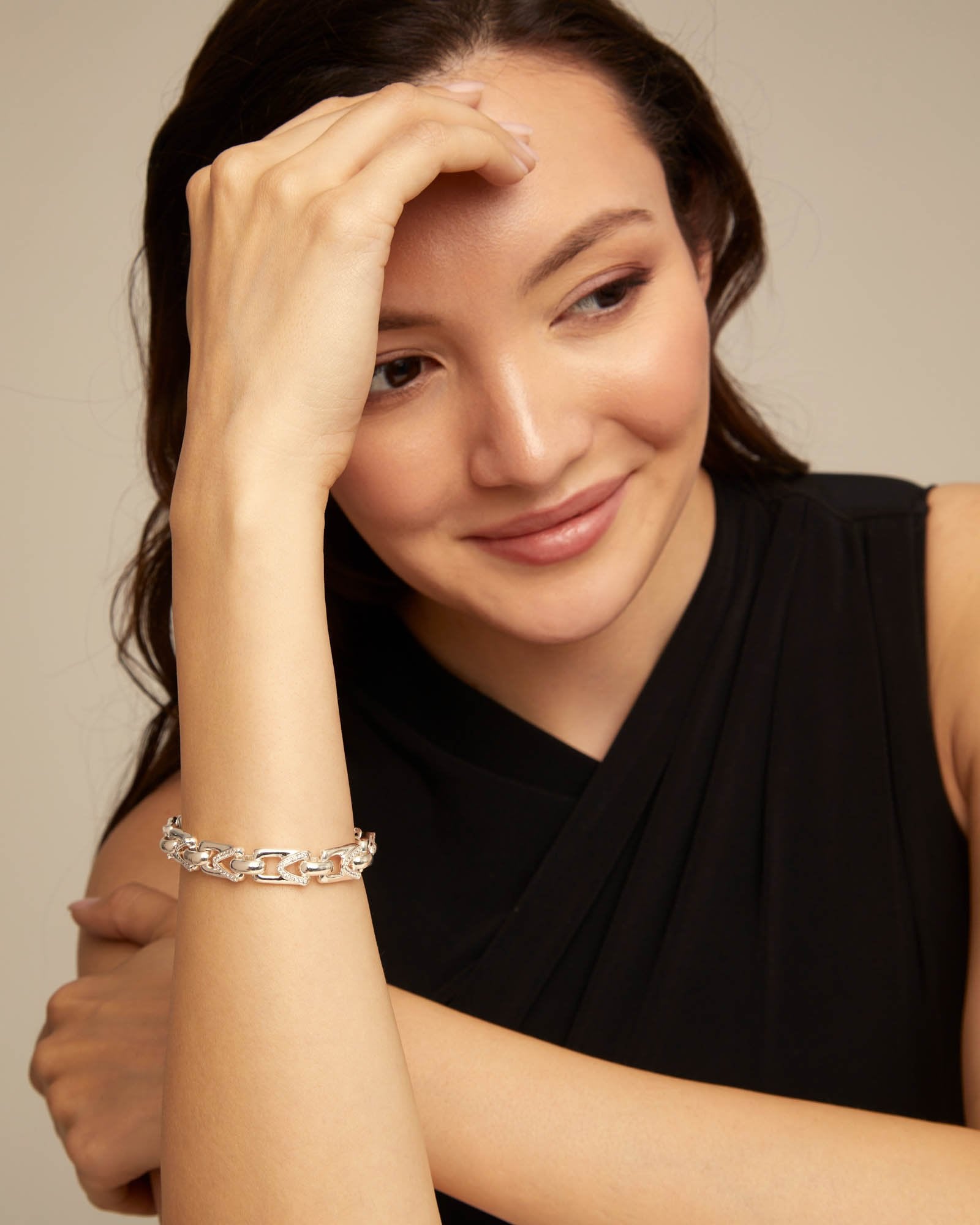 Link chain bracelet with a topaz