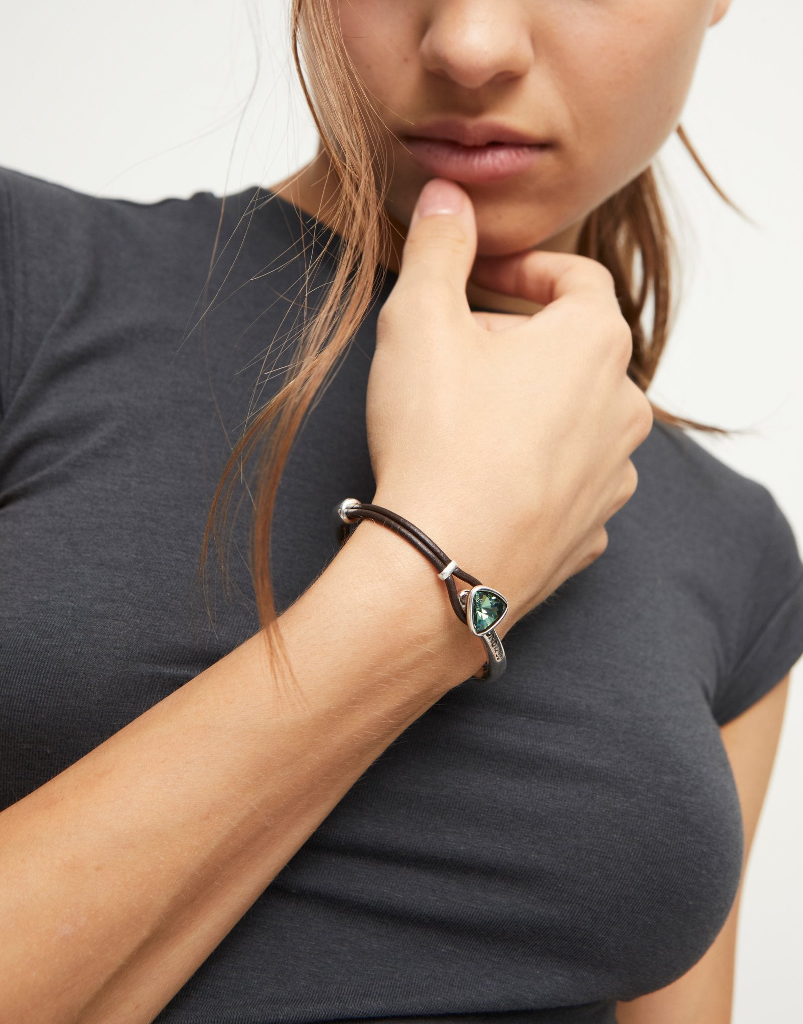 Bangle bracelet with leather and green crystal