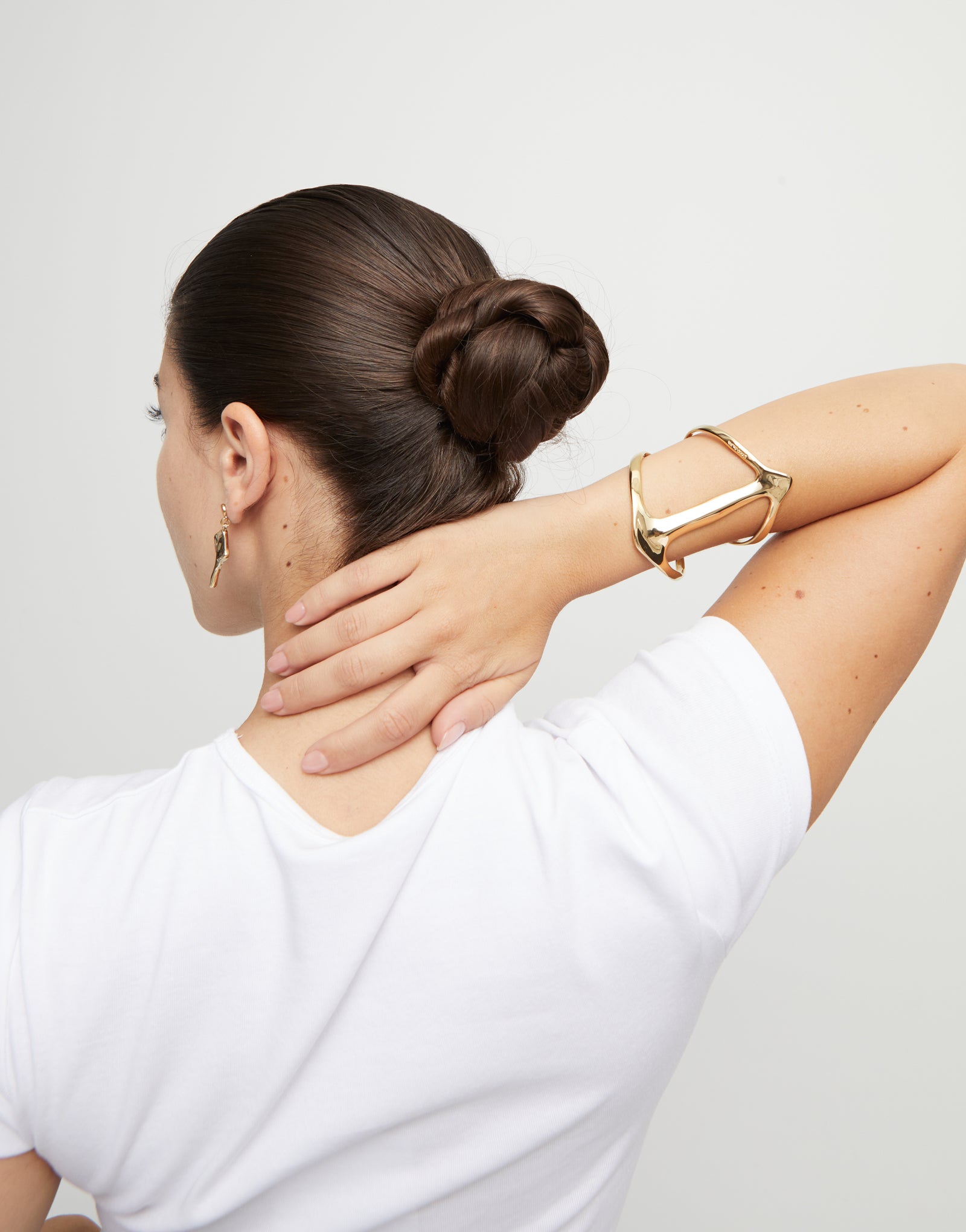 Cuff bracelet with manta ray structure