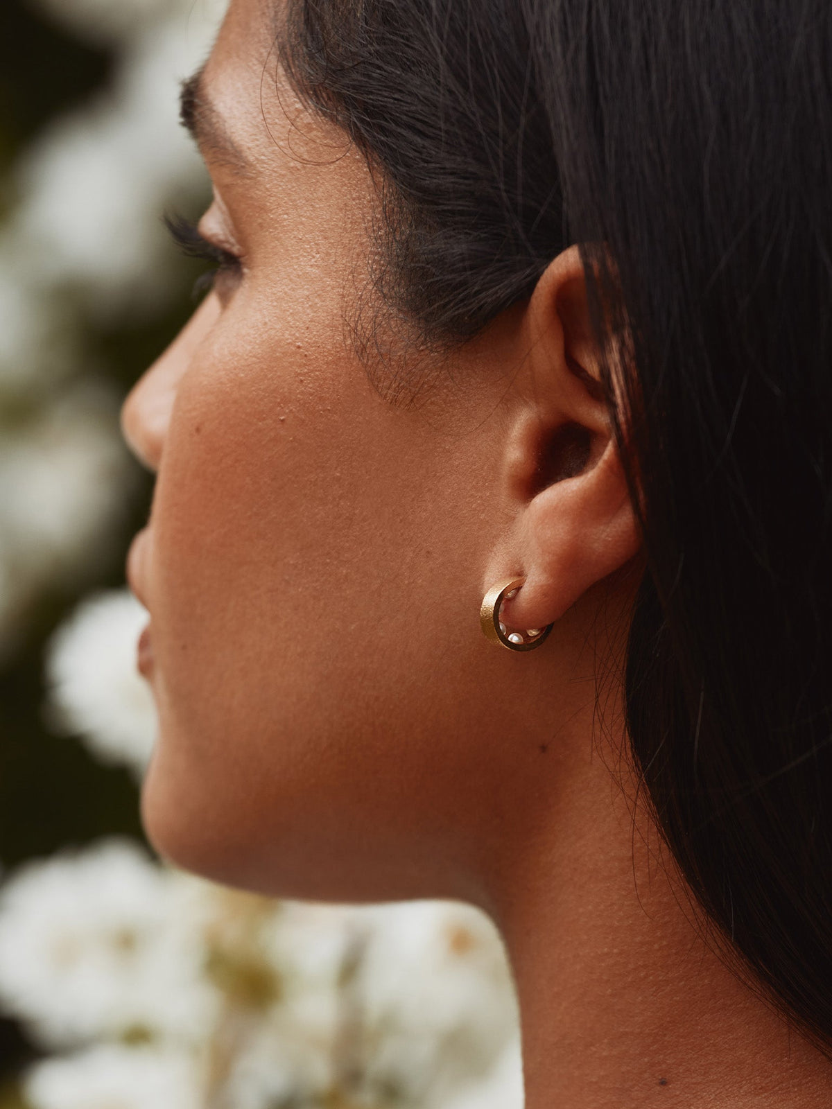 Kreuz Single Hoop Earring with 5 Interior Pearls