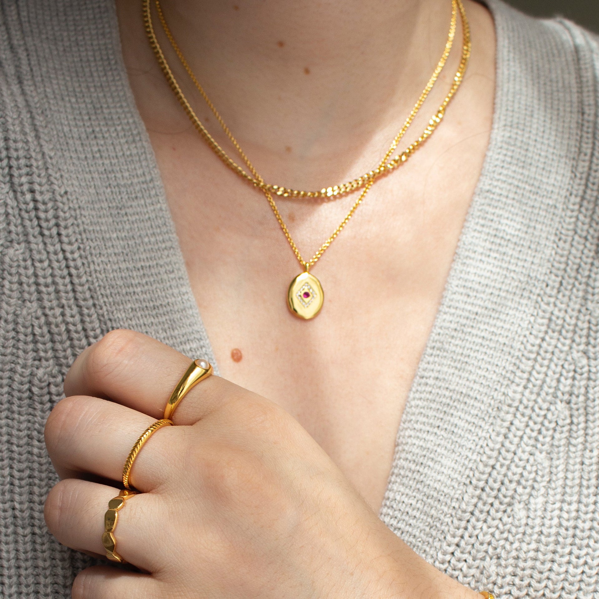 Scarlet Pendant Necklace Gold