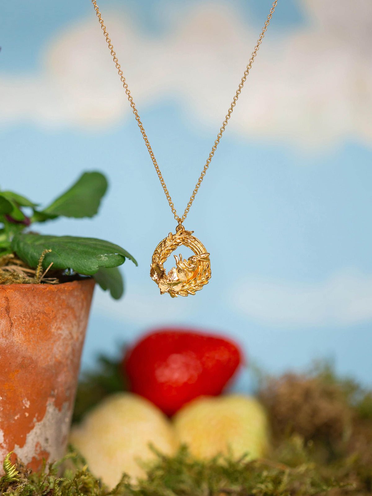 Sleepy Hare Leafy Loop Necklace