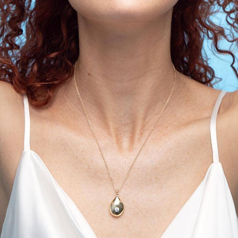 gold-teardrop-diamond-necklace