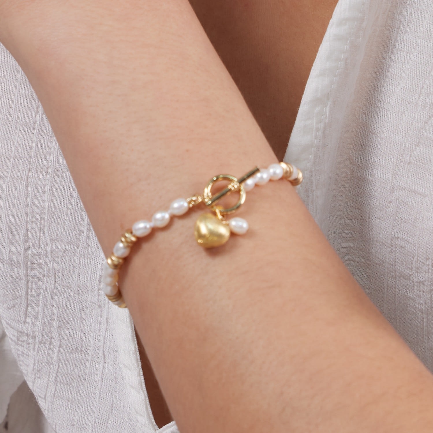 Amare White Cultured Freshwater Pearl Bracelet With Gold Hematite Beads & A Gold Heart Charm
