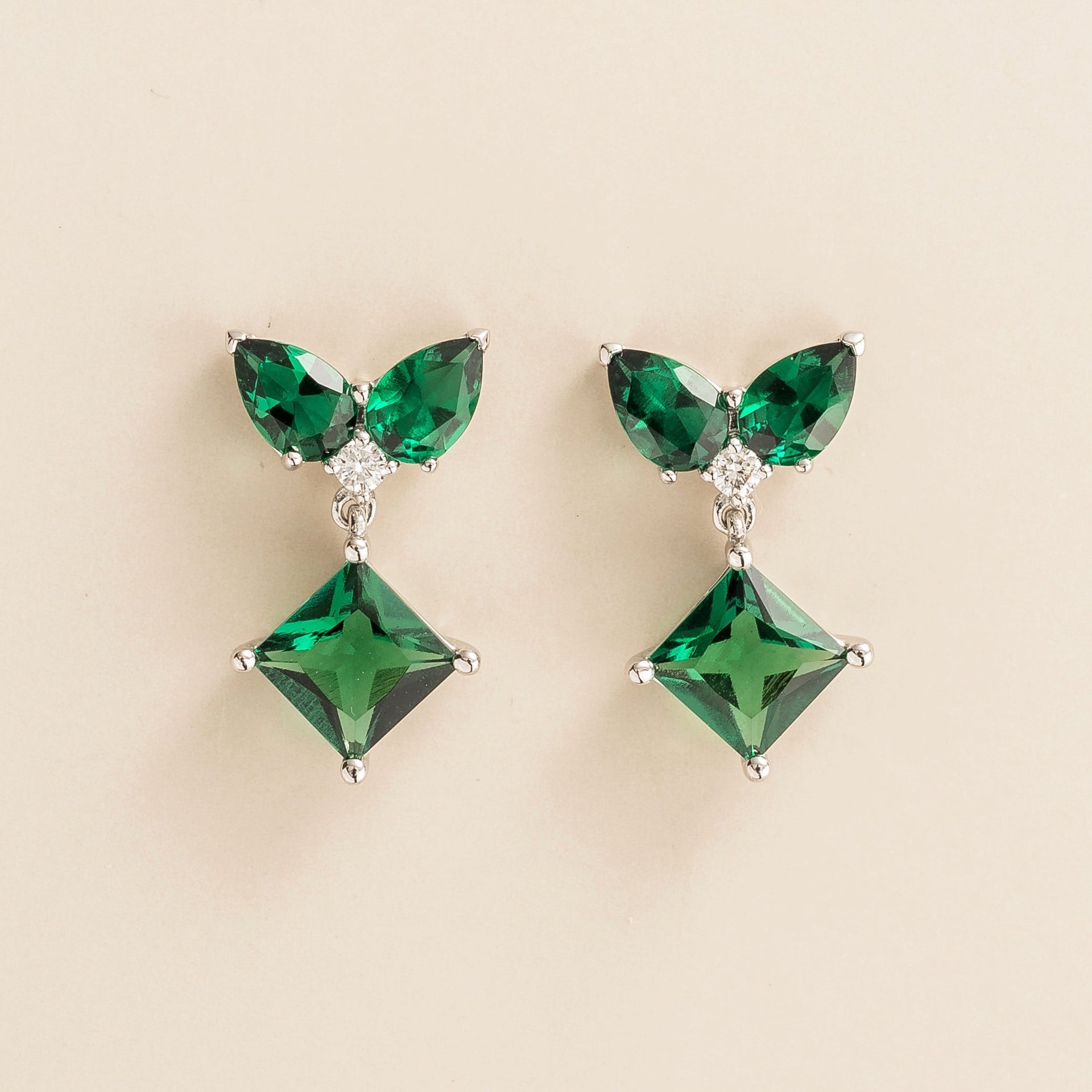Amore White Gold Earrings Emerald & Diamond