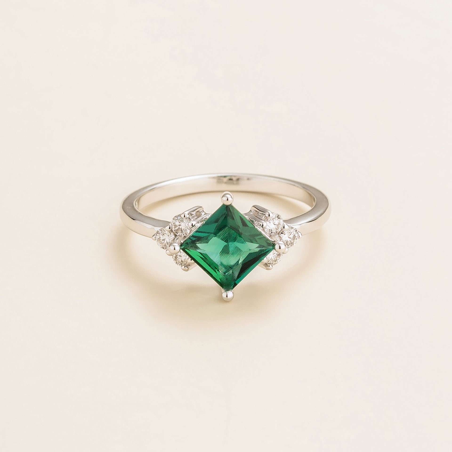 Amore White Gold Ring Emerald & Diamond