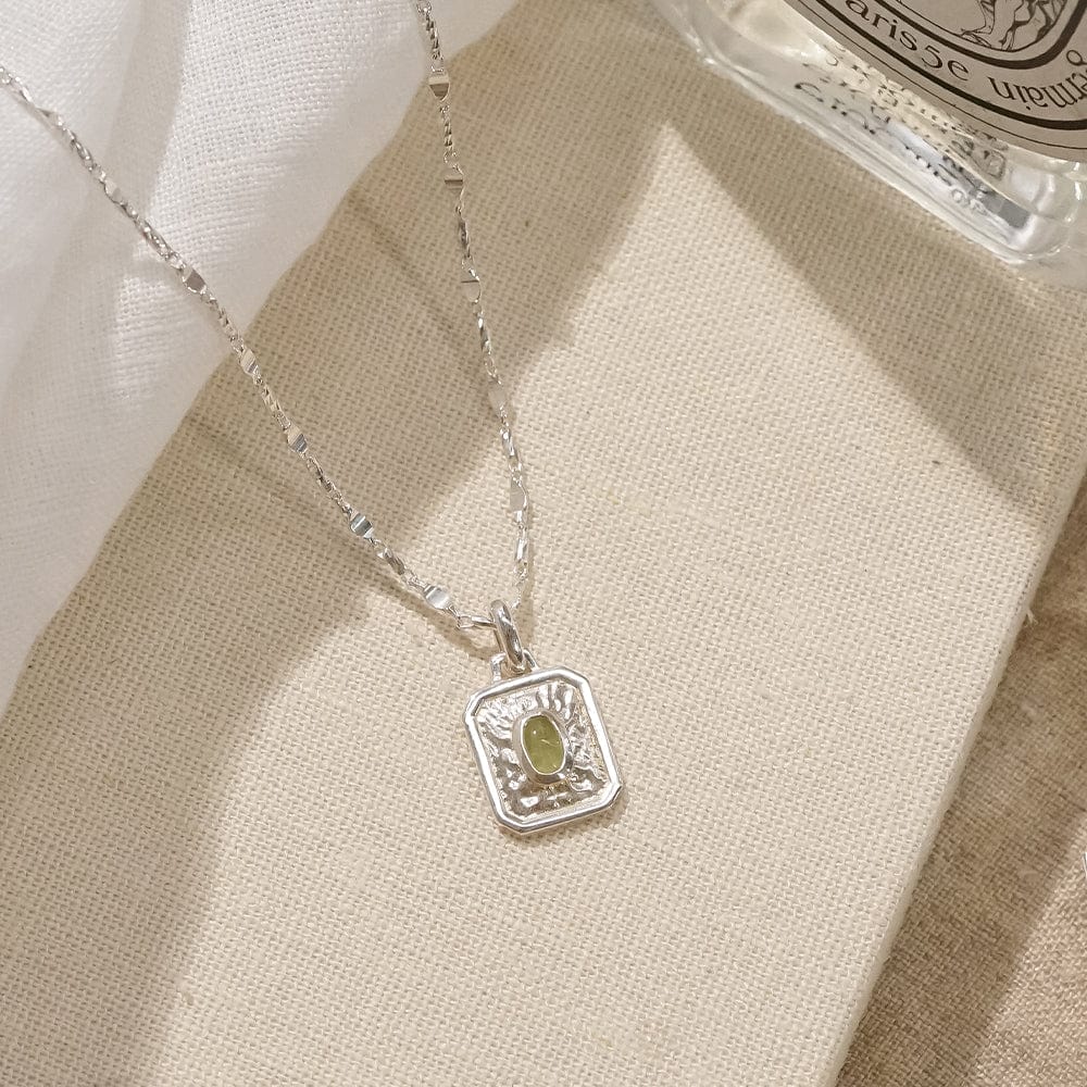 august-peridot-birthstone-necklace-sterling-silver-daisy-london