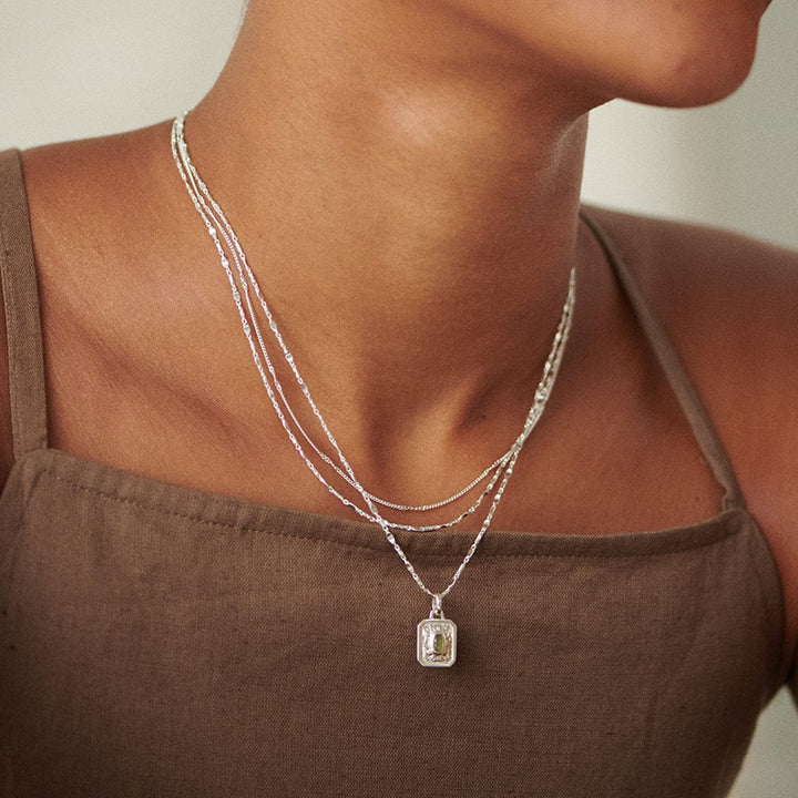 august-peridot-birthstone-necklace-sterling-silver-daisy-london
