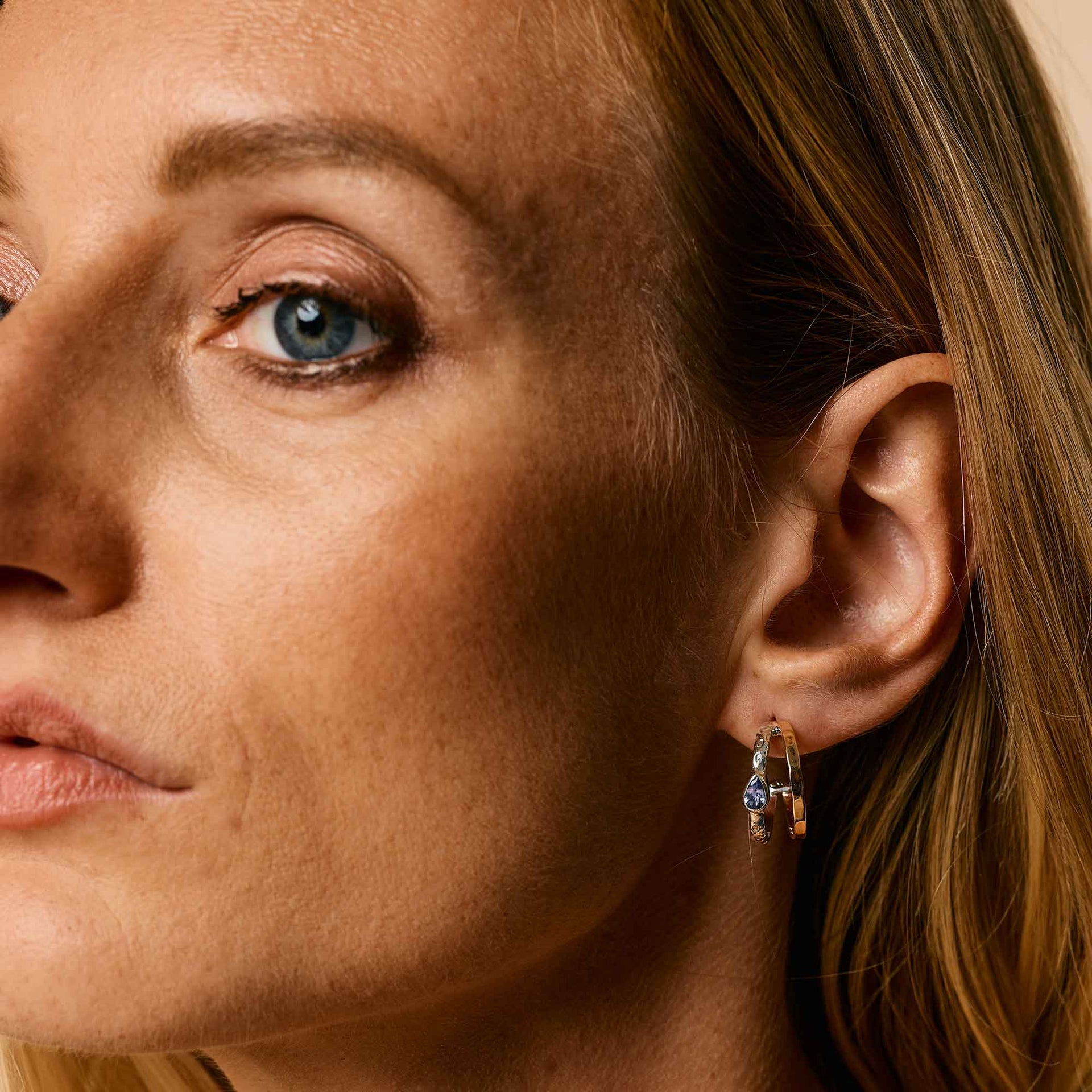 Aura Magic Silver Hoop Earrings - Tanzanite