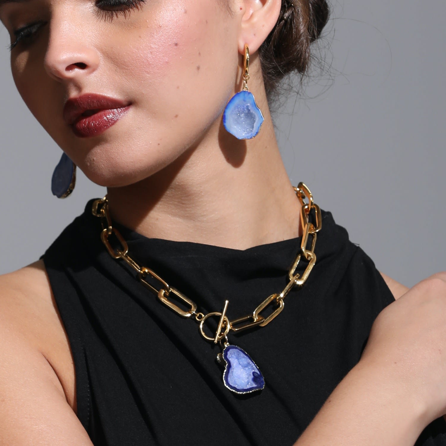 Blue Oval Chain T-Bar Necklace